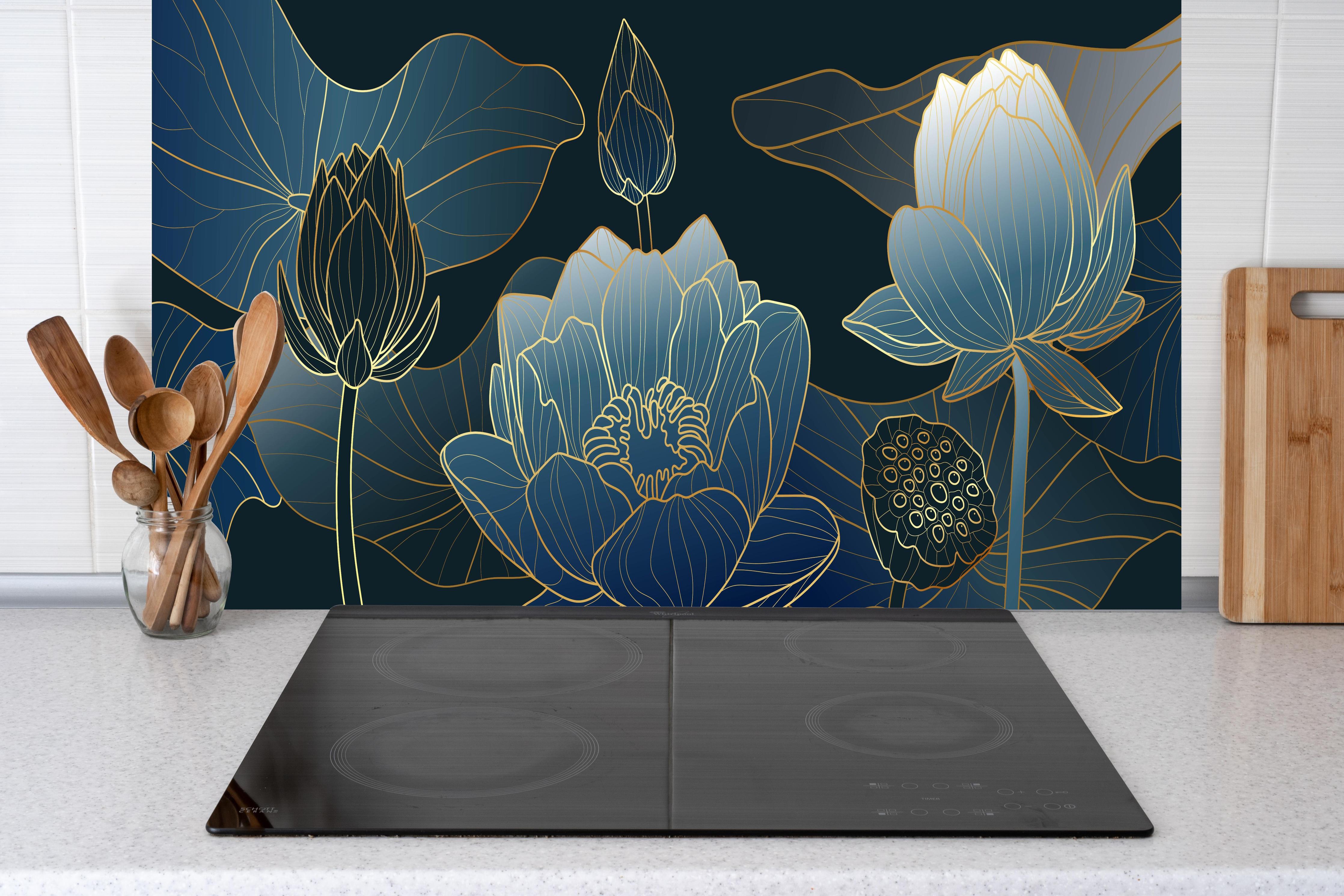 Küche - Blumendesign in Blau-Weiß mit goldenen Akzenten hinter weißen Hochglanz-Küchenregalen und schwarzem Wasserhahn