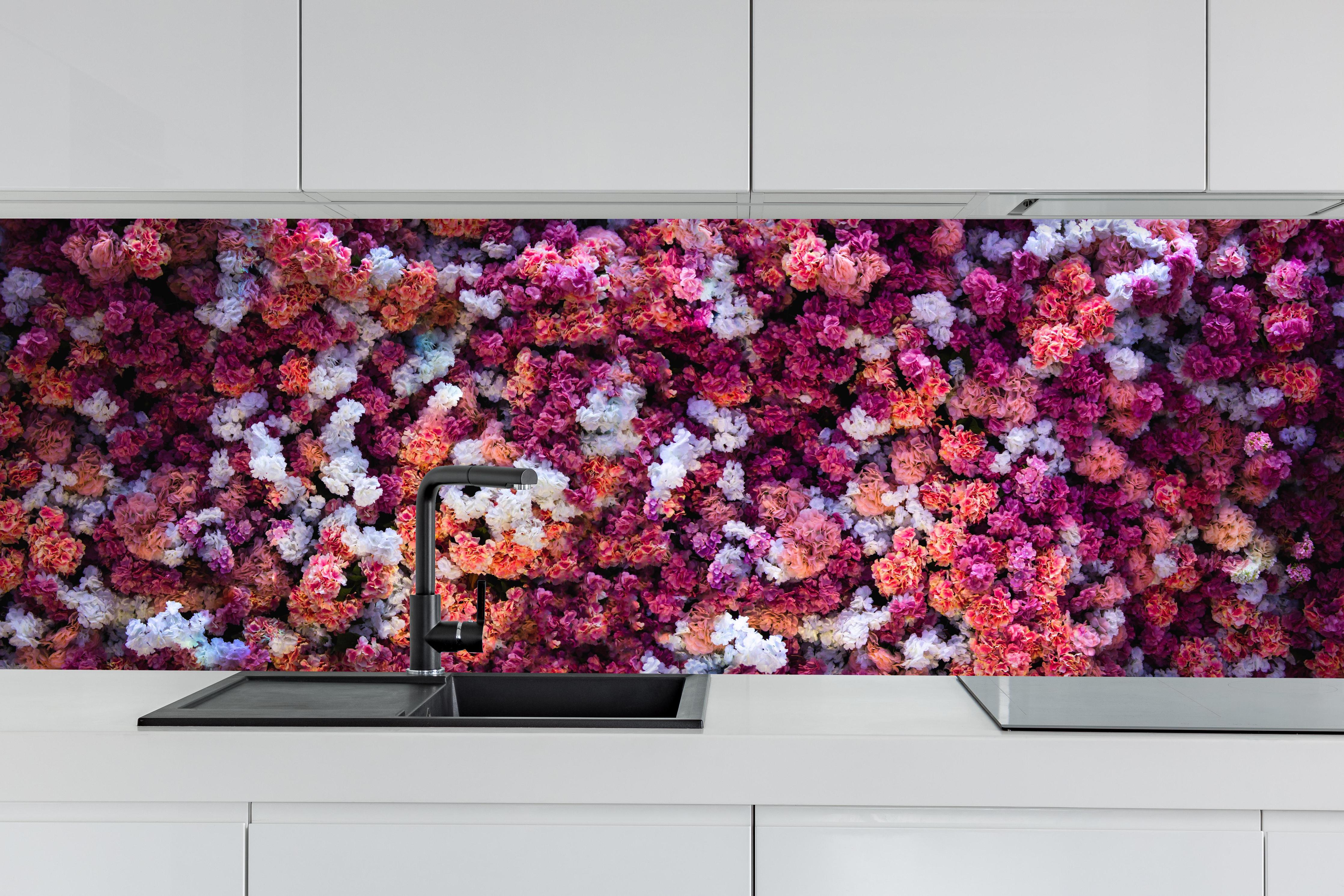 Küche - Blumenwand in Rot und Weiß Naturhintergrund hinter weißen Hochglanz-Küchenregalen und schwarzem Wasserhahn