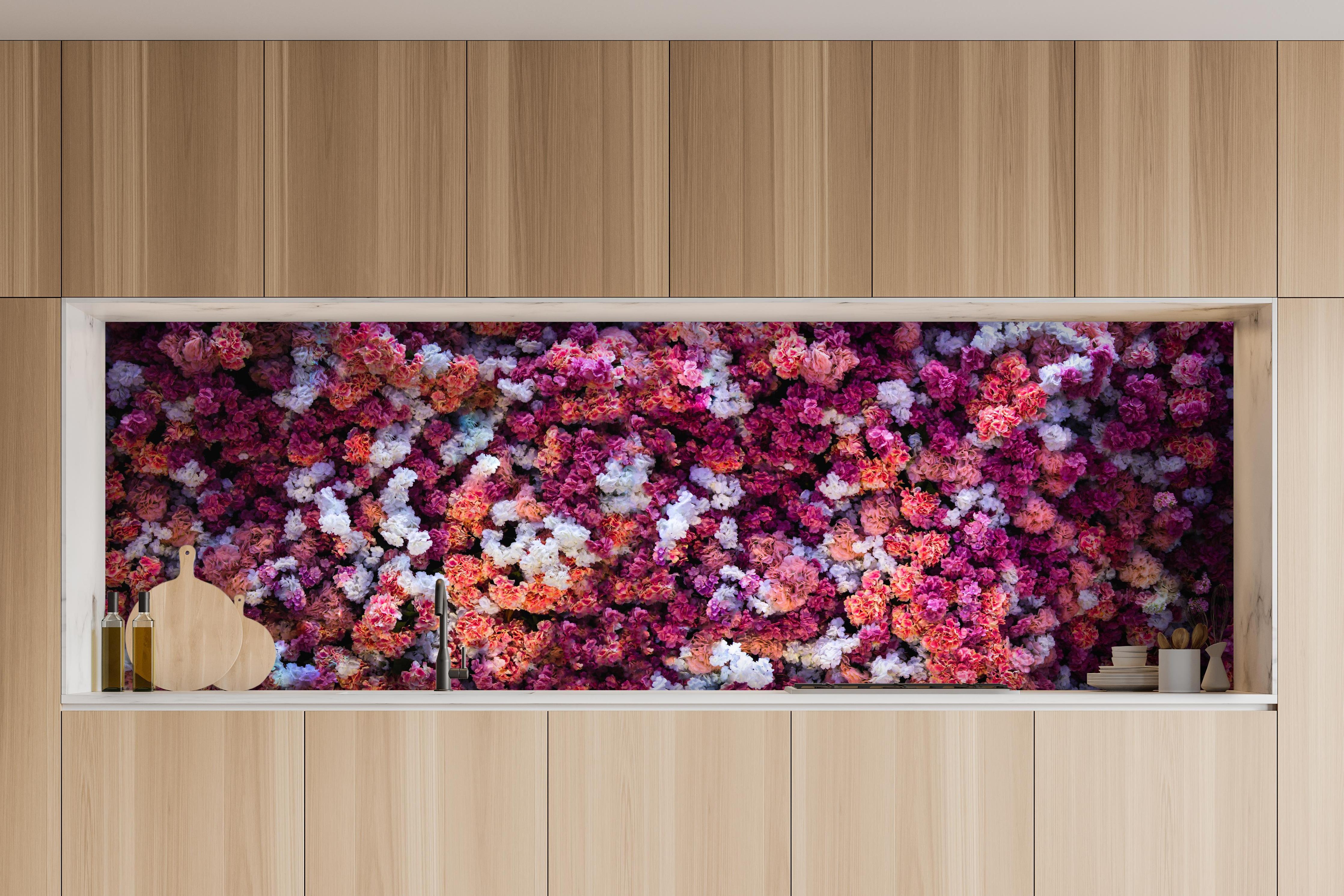 Küche - Blumenwand in Rot und Weiß Naturhintergrund hinter weißen Hochglanz-Küchenregalen und schwarzem Wasserhahn