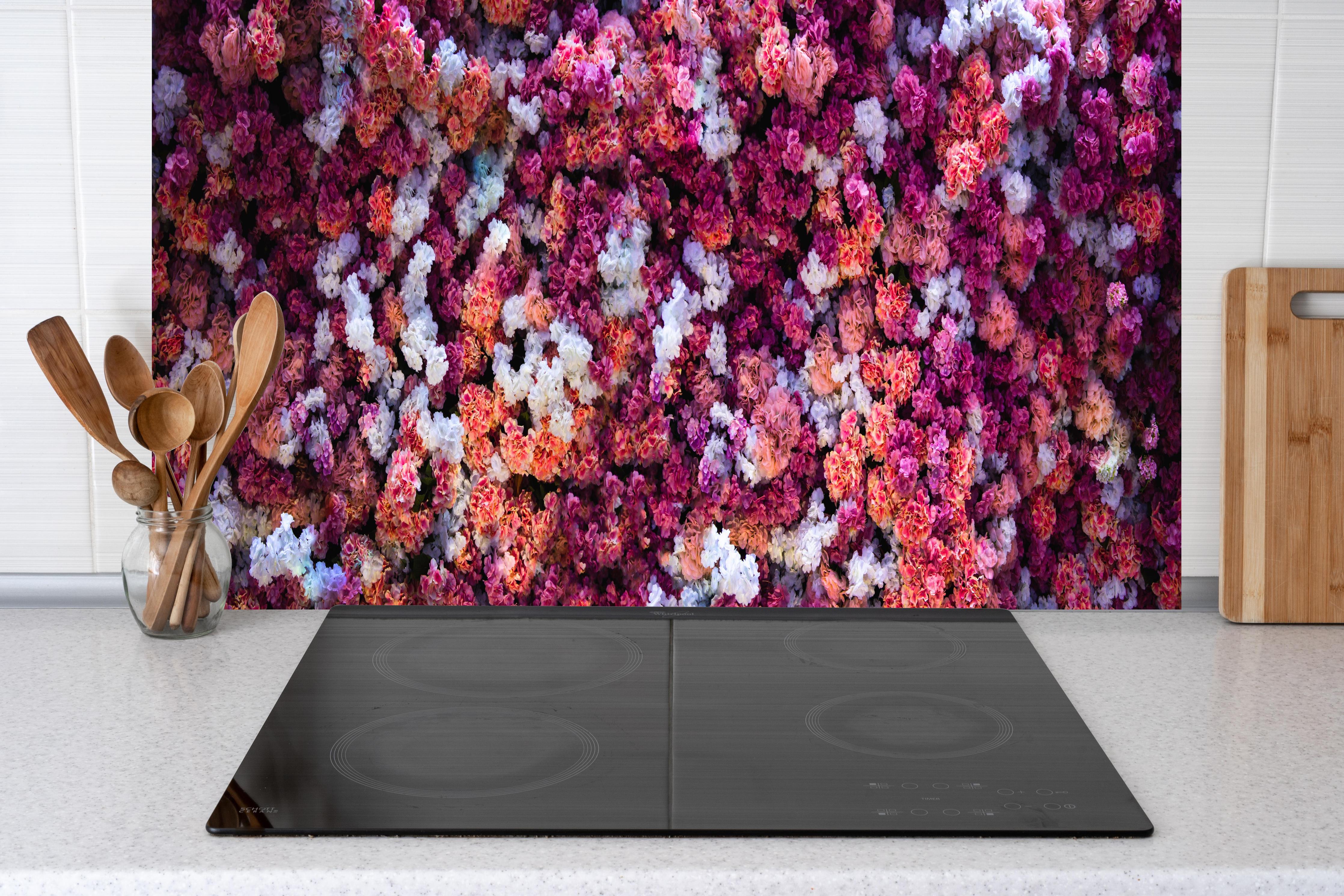 Küche - Blumenwand in Rot und Weiß Naturhintergrund hinter weißen Hochglanz-Küchenregalen und schwarzem Wasserhahn