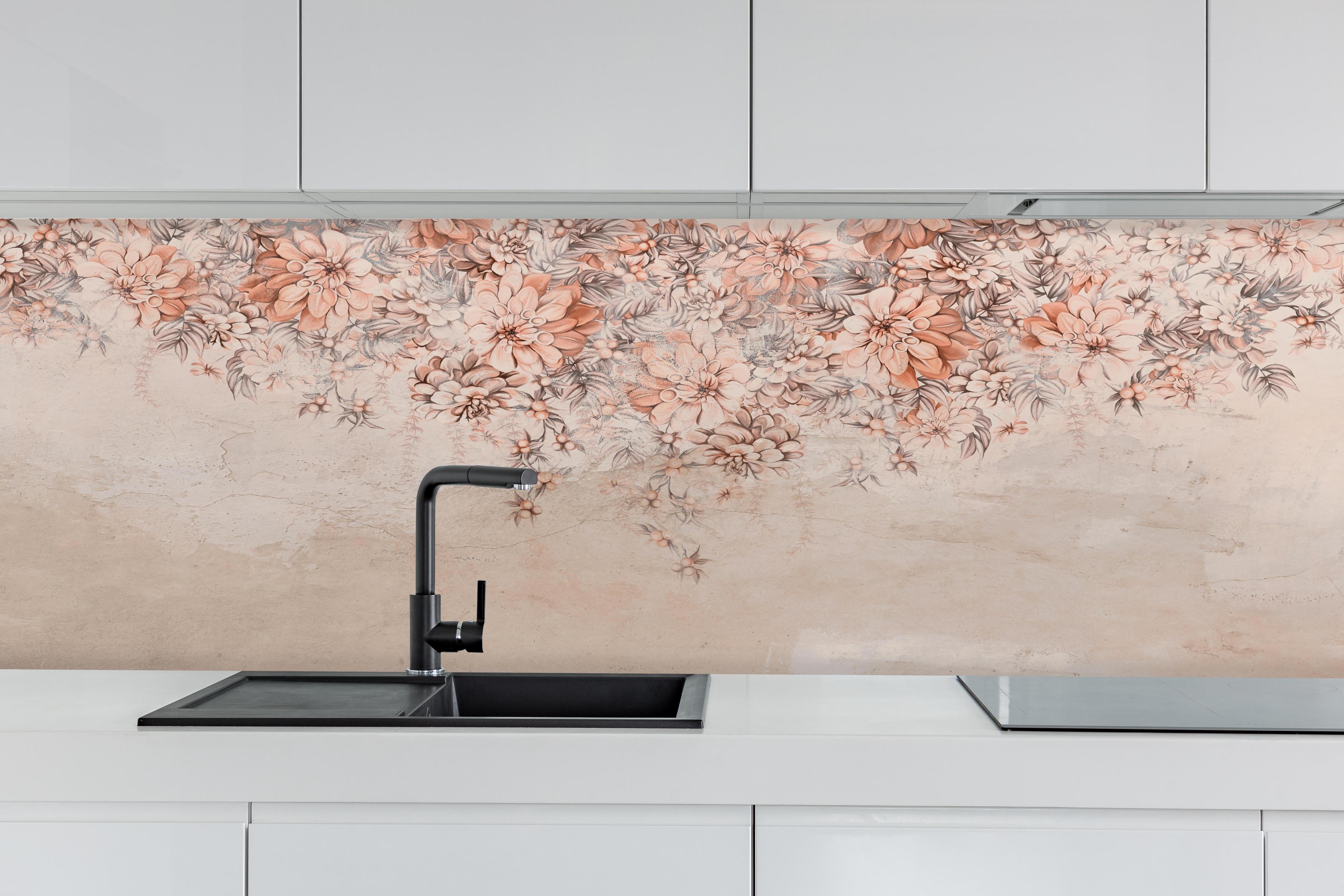 Küche - Blumige Grunge Darstellung hinter weißen Hochglanz-Küchenregalen und schwarzem Wasserhahn