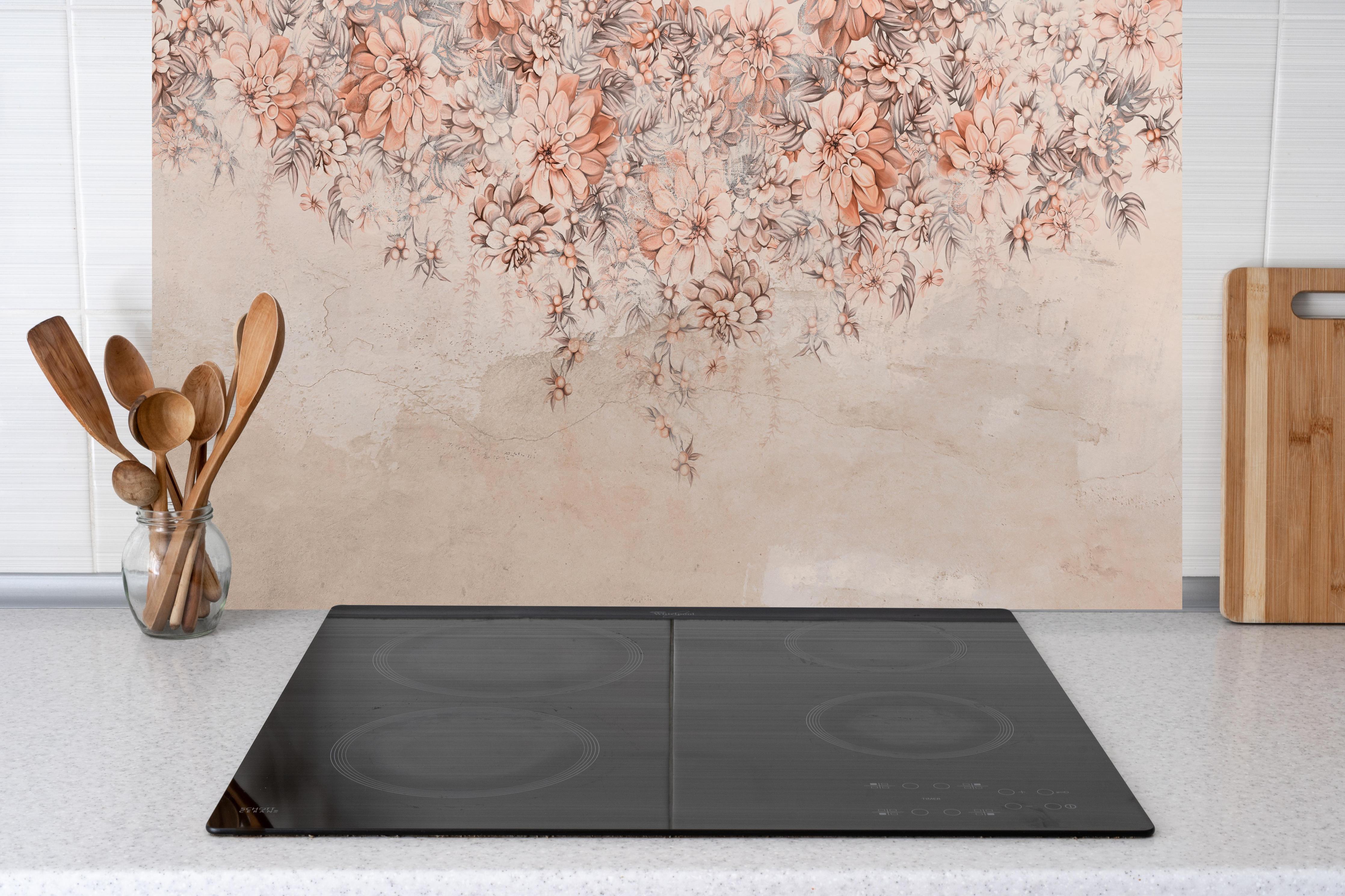 Küche - Blumige Grunge Darstellung hinter weißen Hochglanz-Küchenregalen und schwarzem Wasserhahn