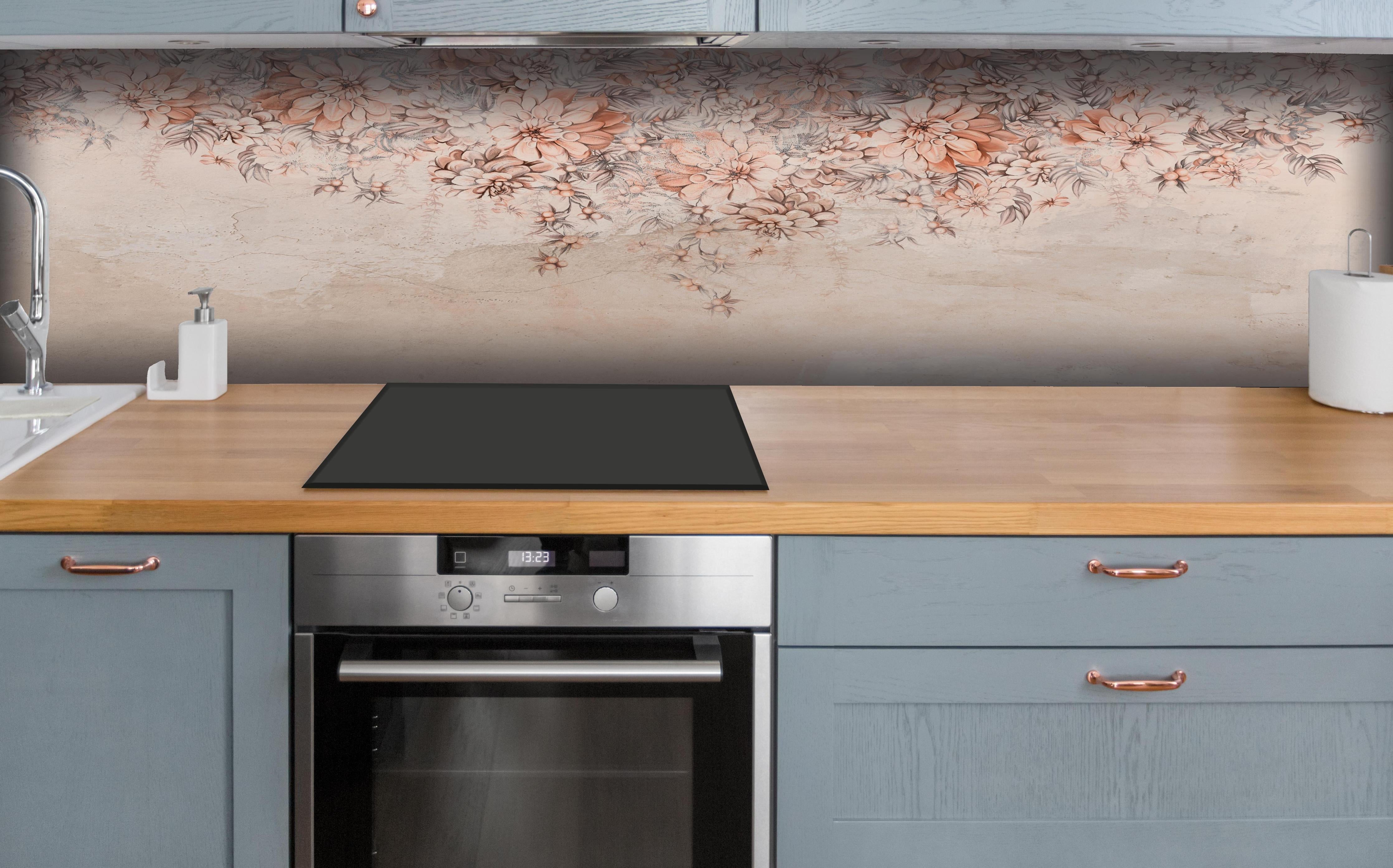 Küche - Blumige Grunge Darstellung hinter weißen Hochglanz-Küchenregalen und schwarzem Wasserhahn