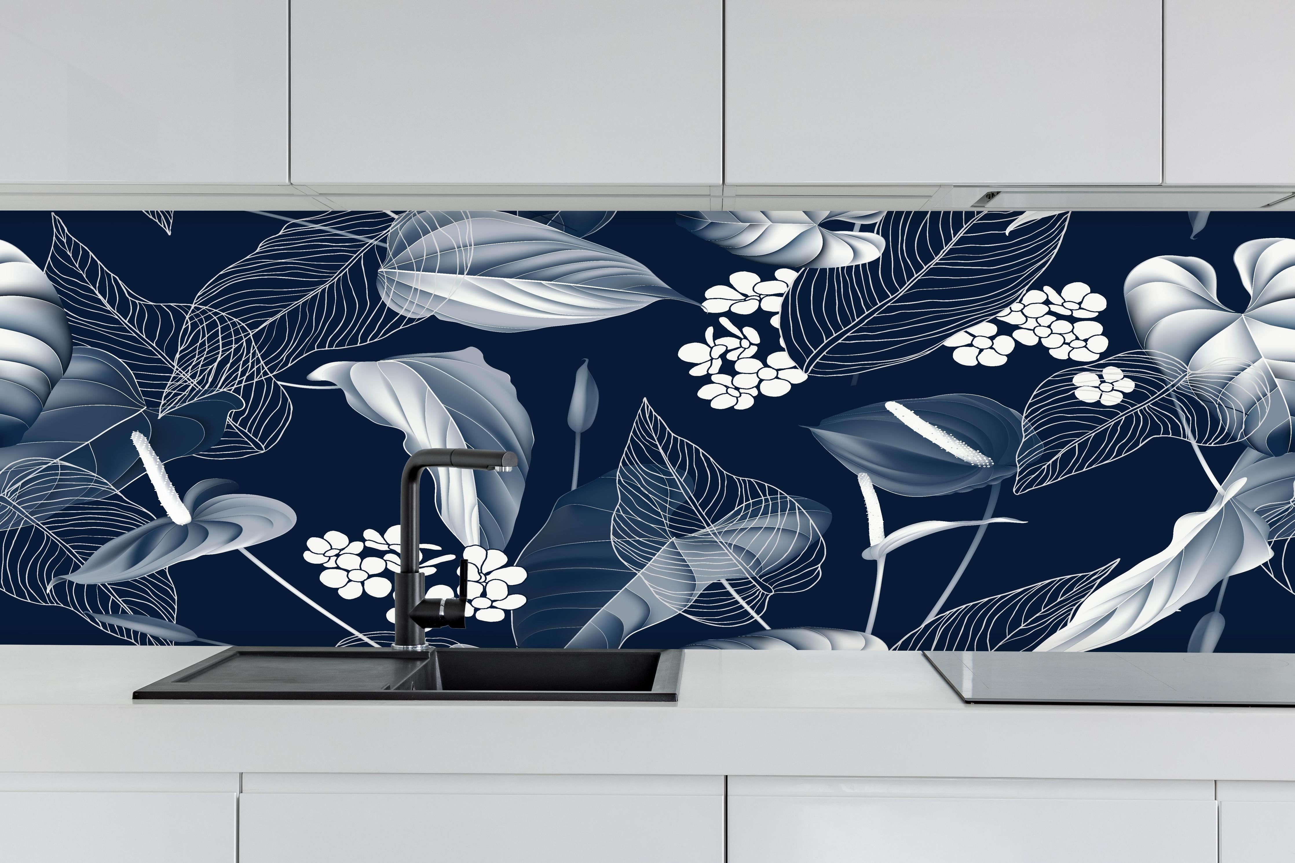 Küche - Blumiges Anthurium Muster auf Dunkelblau hinter weißen Hochglanz-Küchenregalen und schwarzem Wasserhahn