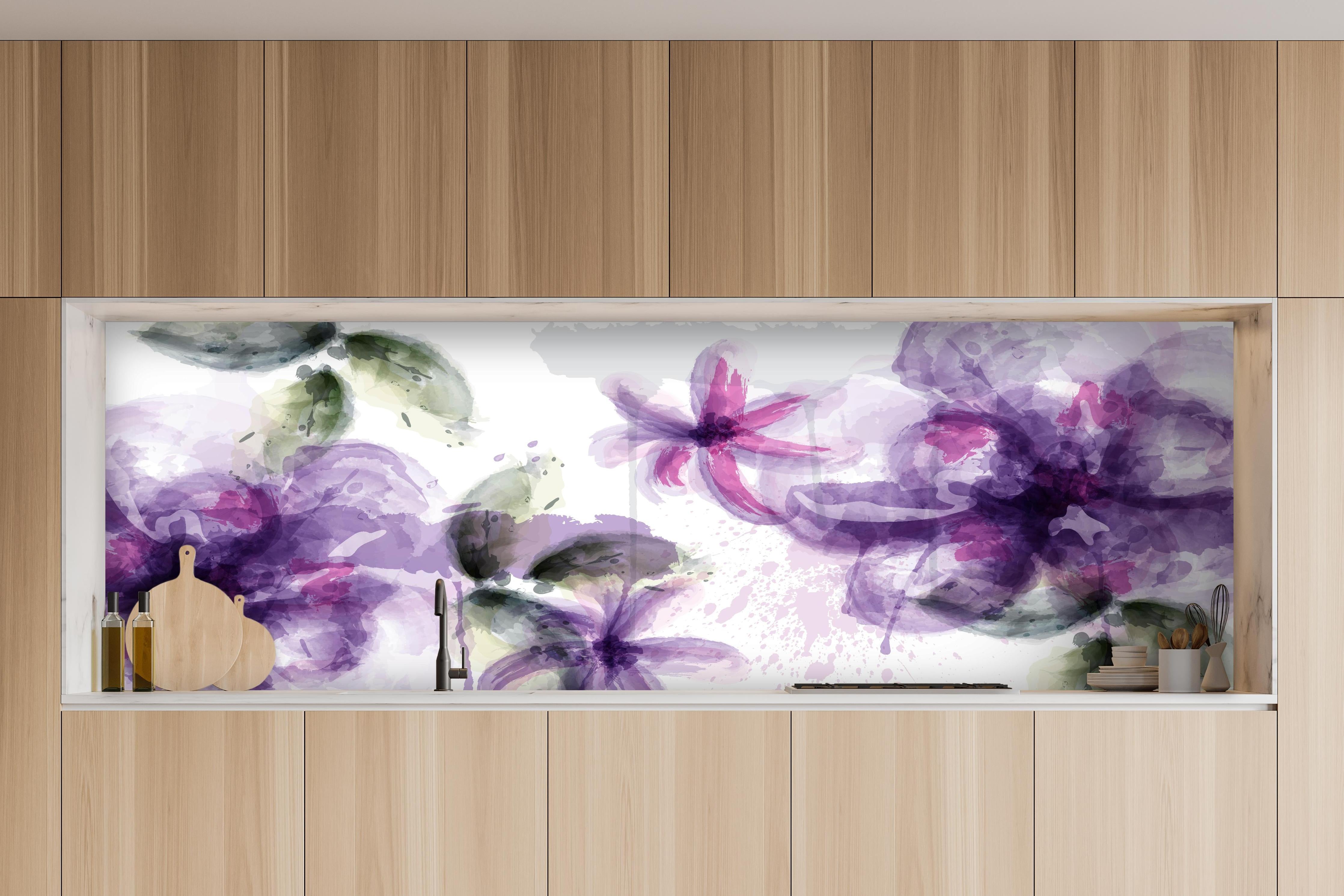 Küche - Blumiges Aquarell Kunstwerk in Lila-Rosa hinter weißen Hochglanz-Küchenregalen und schwarzem Wasserhahn