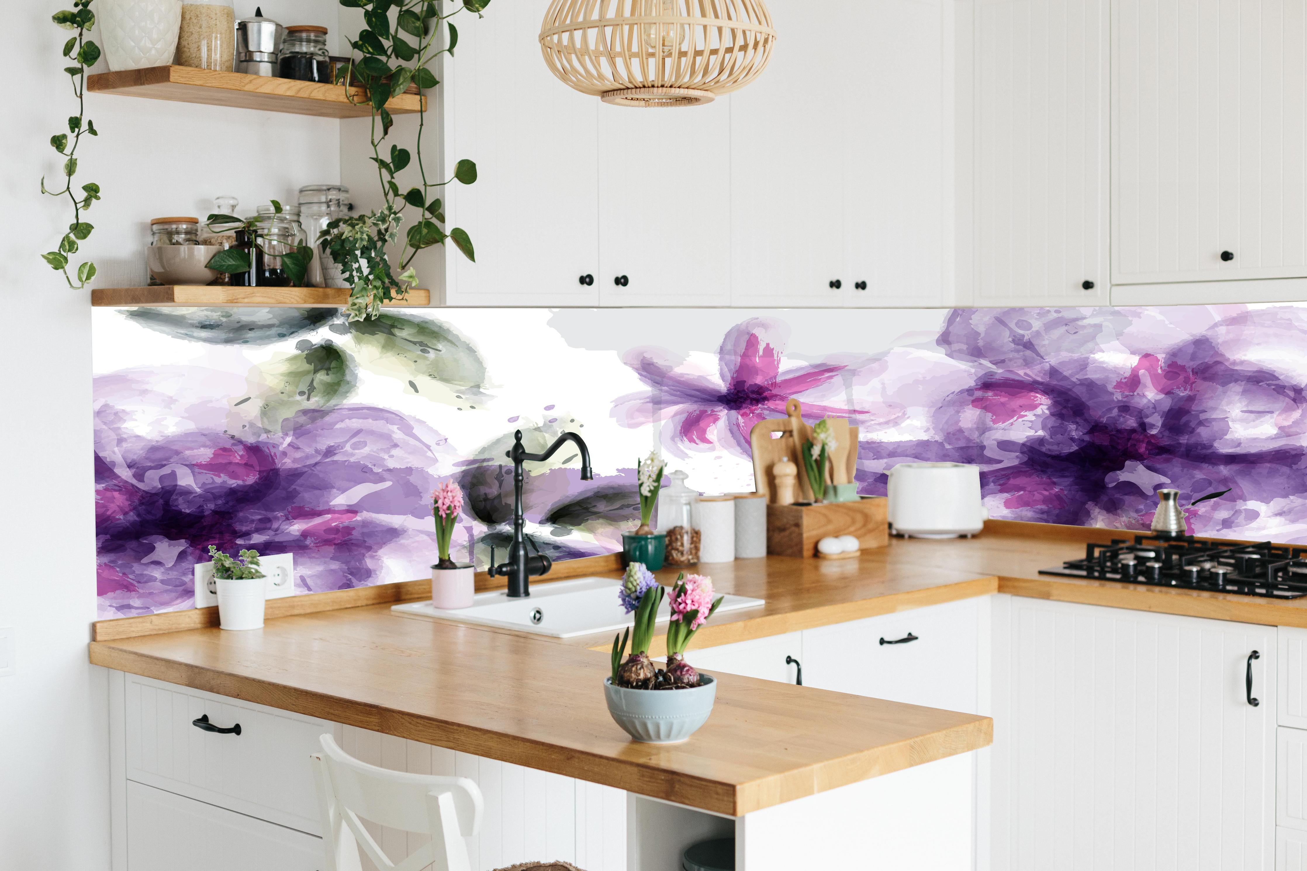 Küche - Blumiges Aquarell Kunstwerk in Lila-Rosa hinter weißen Hochglanz-Küchenregalen und schwarzem Wasserhahn
