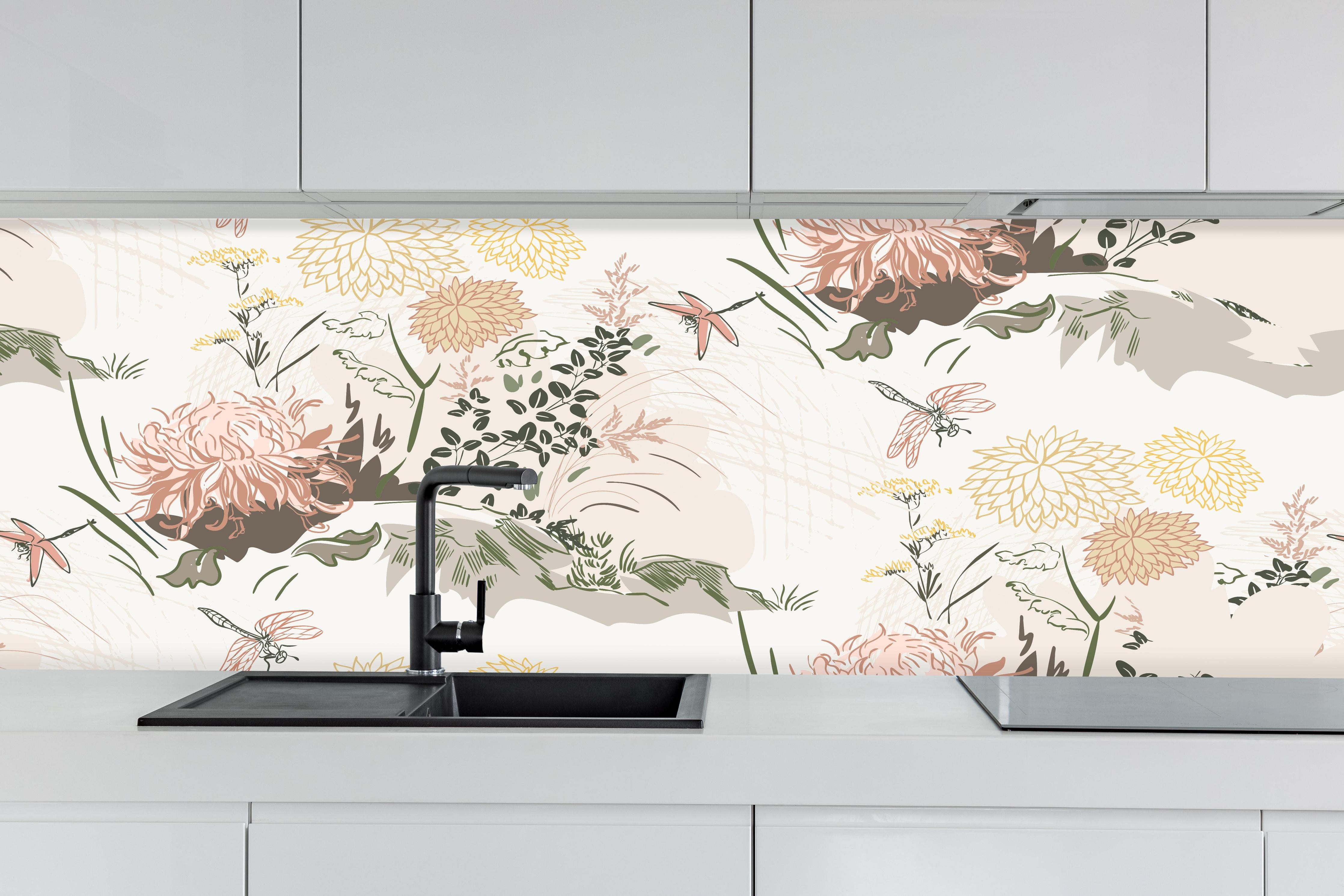 Küche - Botanik Tapetenmuster Beige Grün Rosa hinter weißen Hochglanz-Küchenregalen und schwarzem Wasserhahn