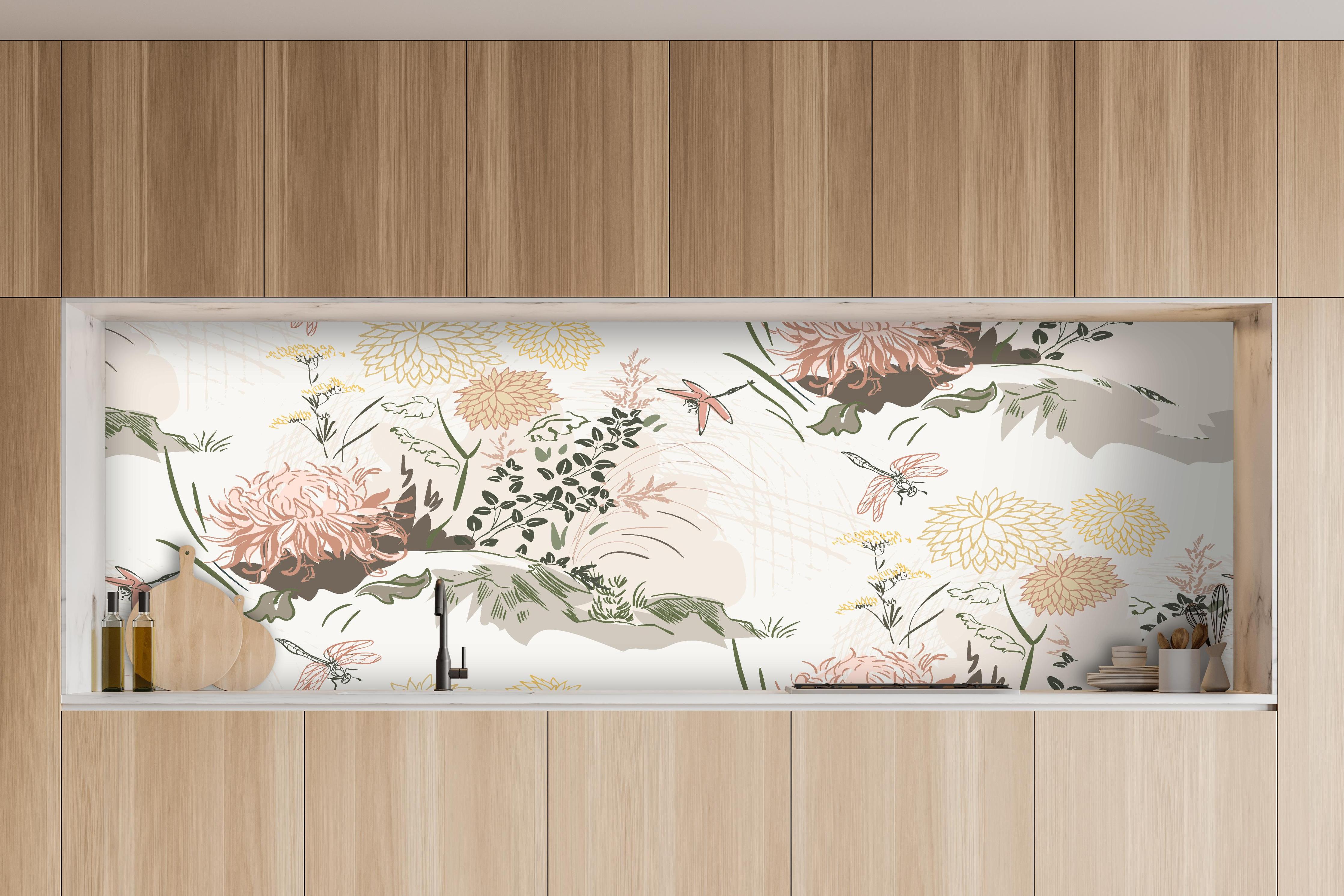 Küche - Botanik Tapetenmuster Beige Grün Rosa hinter weißen Hochglanz-Küchenregalen und schwarzem Wasserhahn