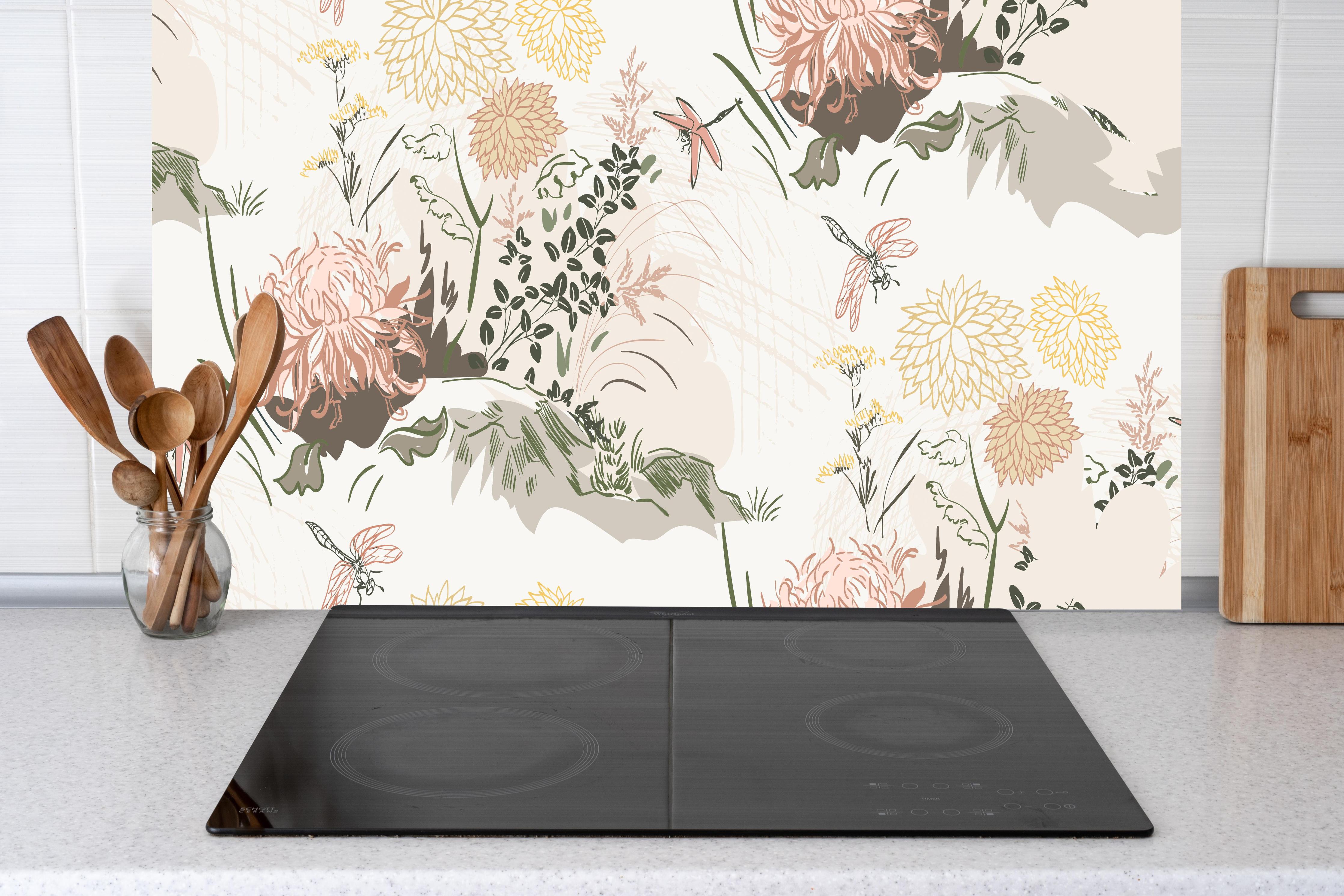 Küche - Botanik Tapetenmuster Beige Grün Rosa hinter weißen Hochglanz-Küchenregalen und schwarzem Wasserhahn