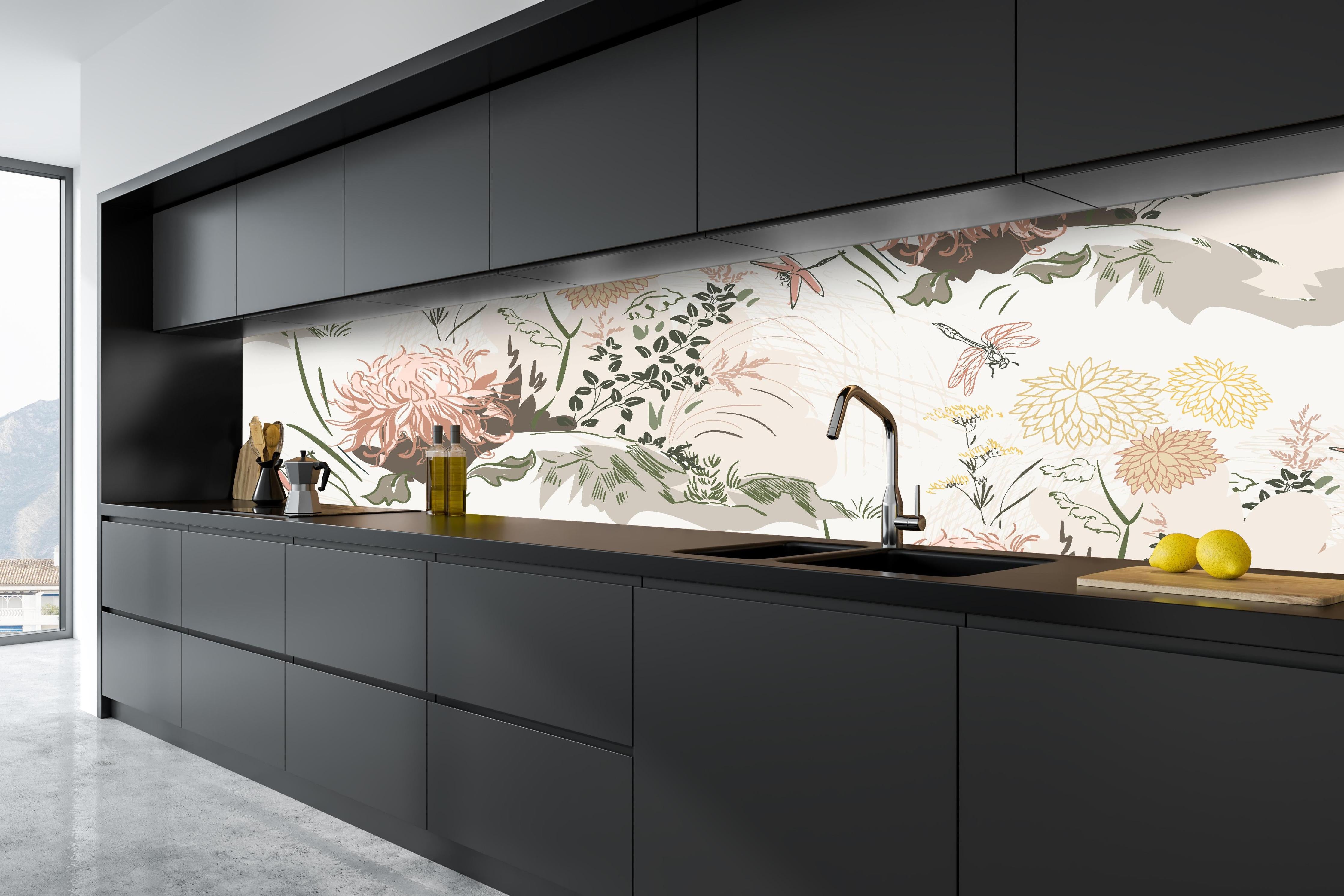 Küche - Botanik Tapetenmuster Beige Grün Rosa hinter weißen Hochglanz-Küchenregalen und schwarzem Wasserhahn