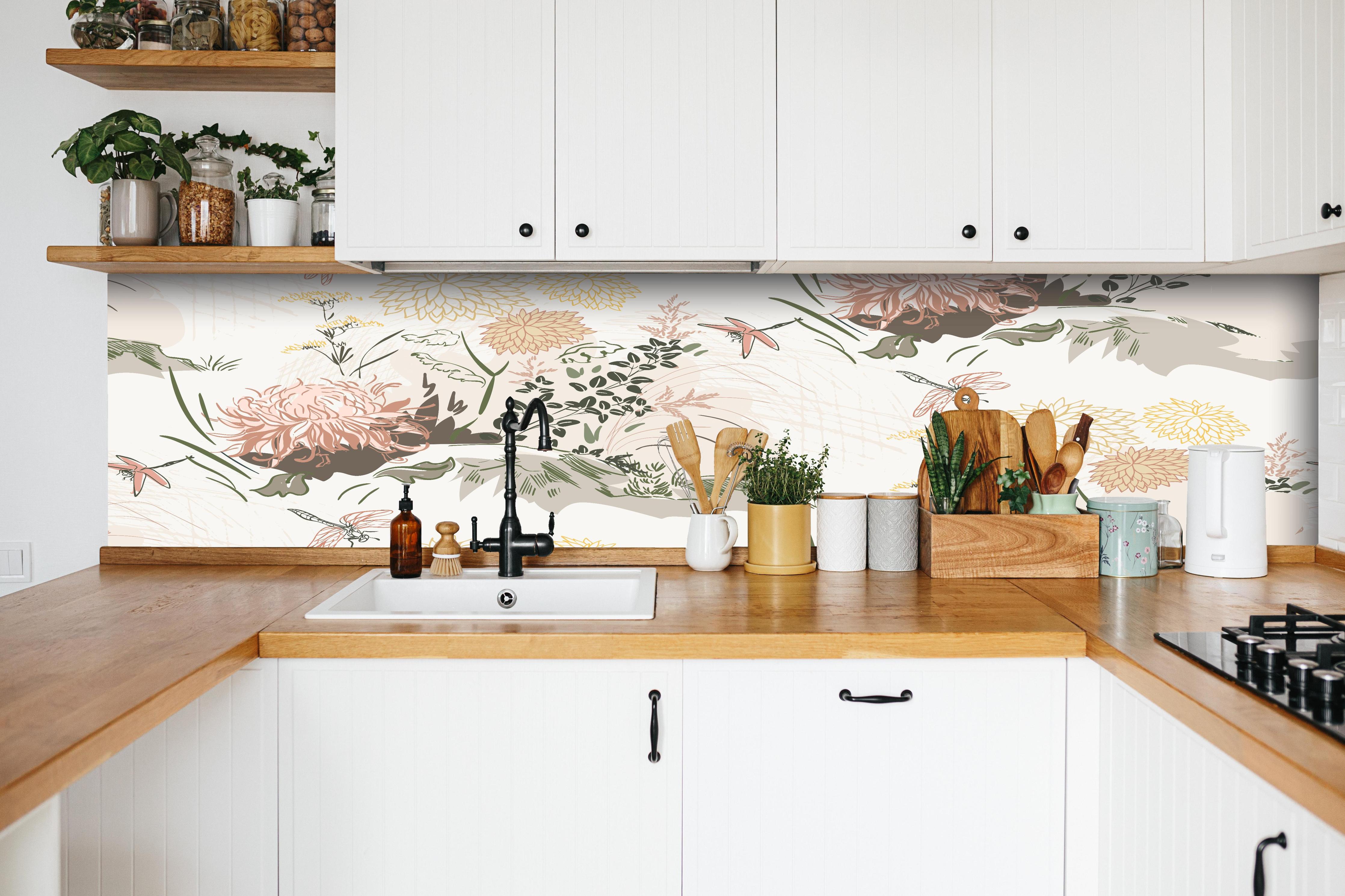 Küche - Botanik Tapetenmuster Beige Grün Rosa hinter weißen Hochglanz-Küchenregalen und schwarzem Wasserhahn