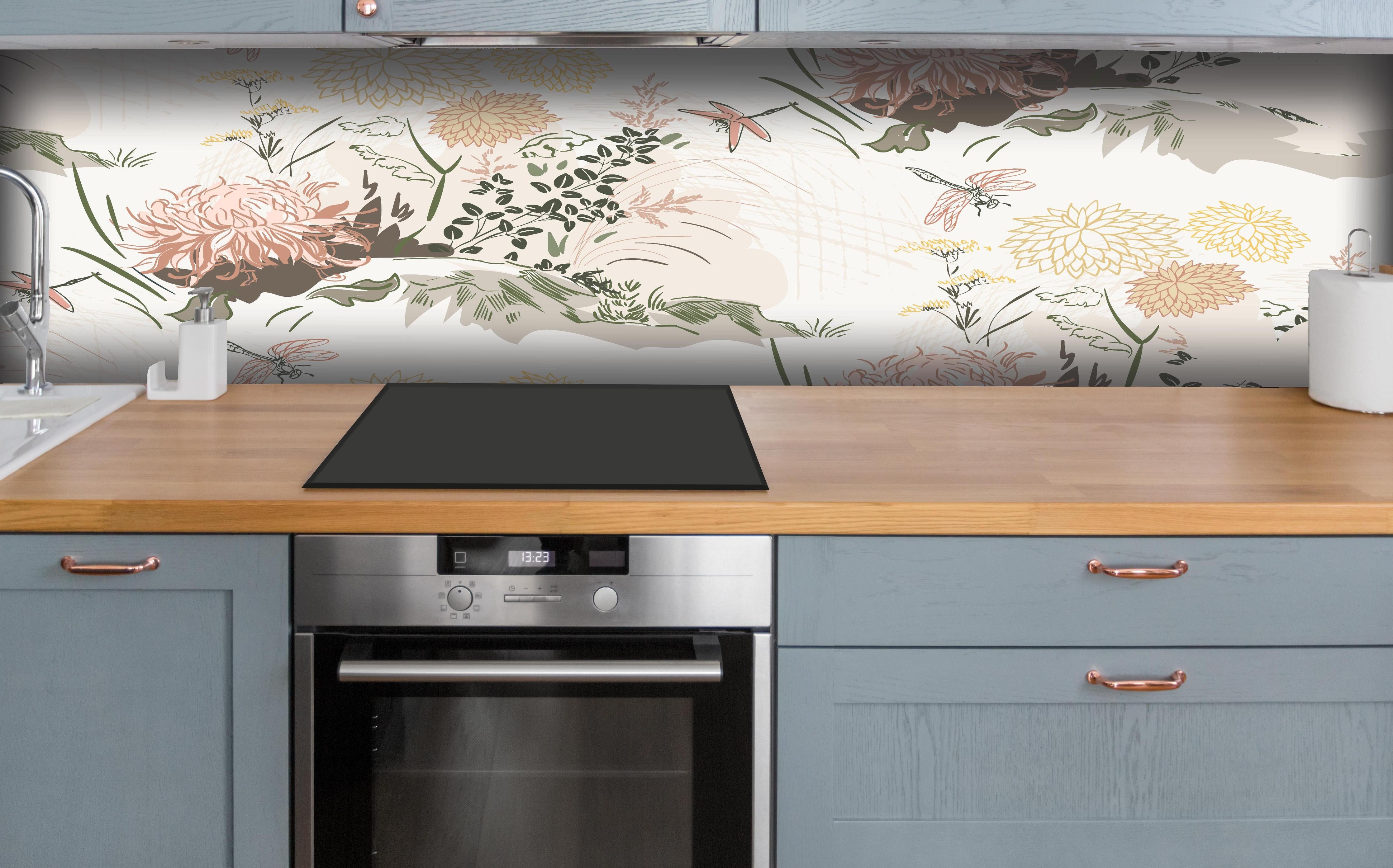 Küche - Botanik Tapetenmuster Beige Grün Rosa hinter weißen Hochglanz-Küchenregalen und schwarzem Wasserhahn