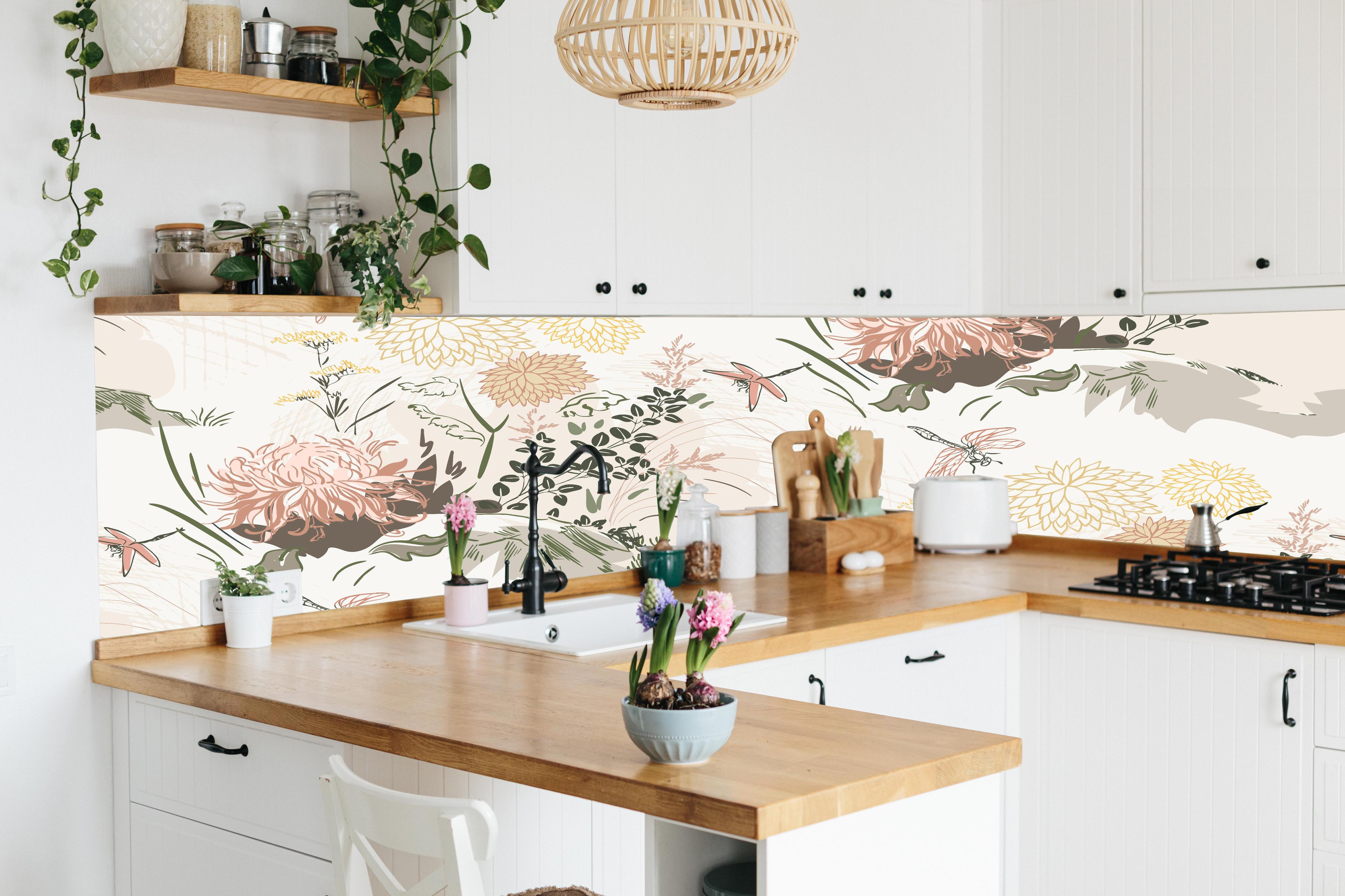 Küche - Botanik Tapetenmuster Beige Grün Rosa hinter weißen Hochglanz-Küchenregalen und schwarzem Wasserhahn