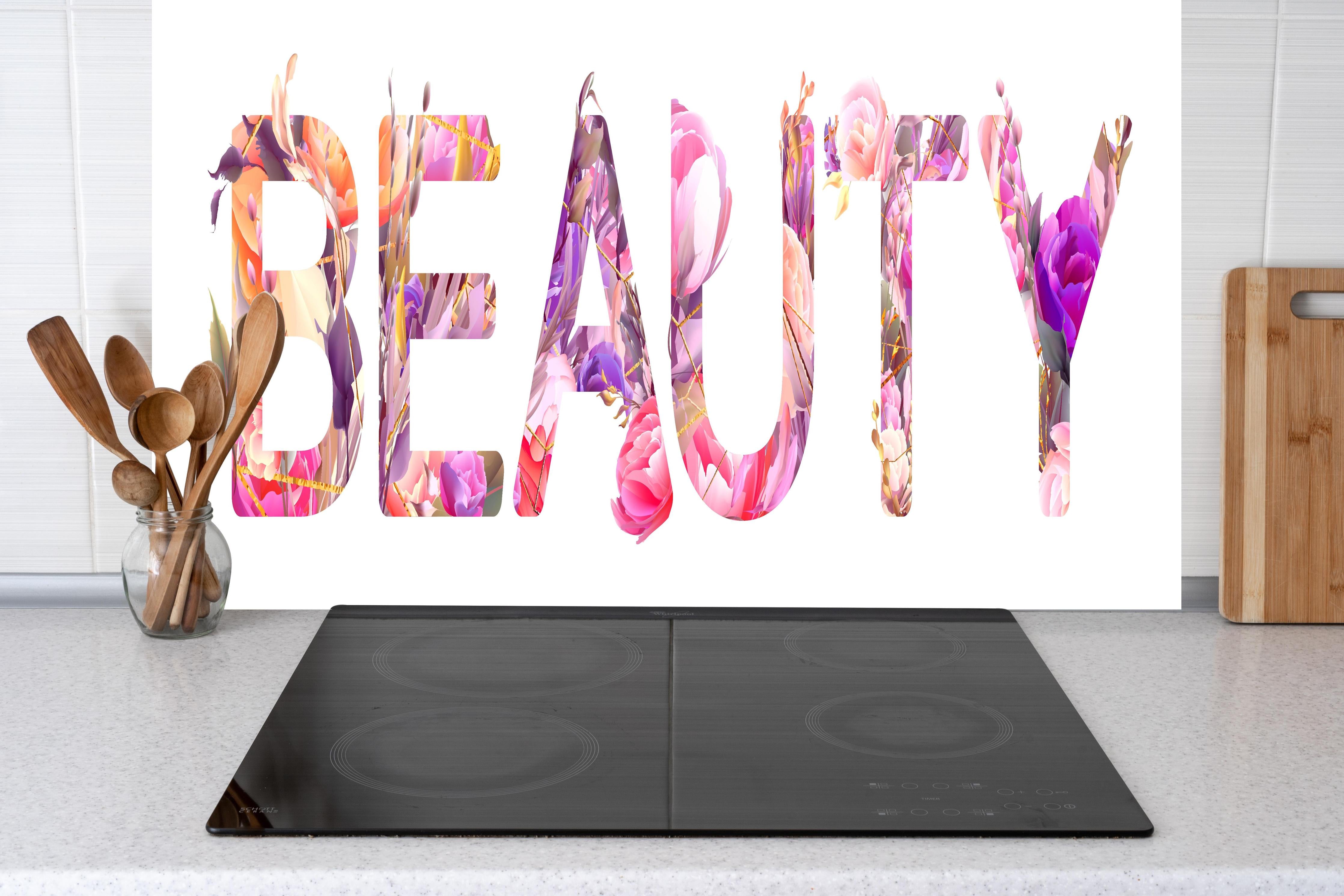 Küche - Botanische Kunst Goldlinien auf Weiß hinter weißen Hochglanz-Küchenregalen und schwarzem Wasserhahn