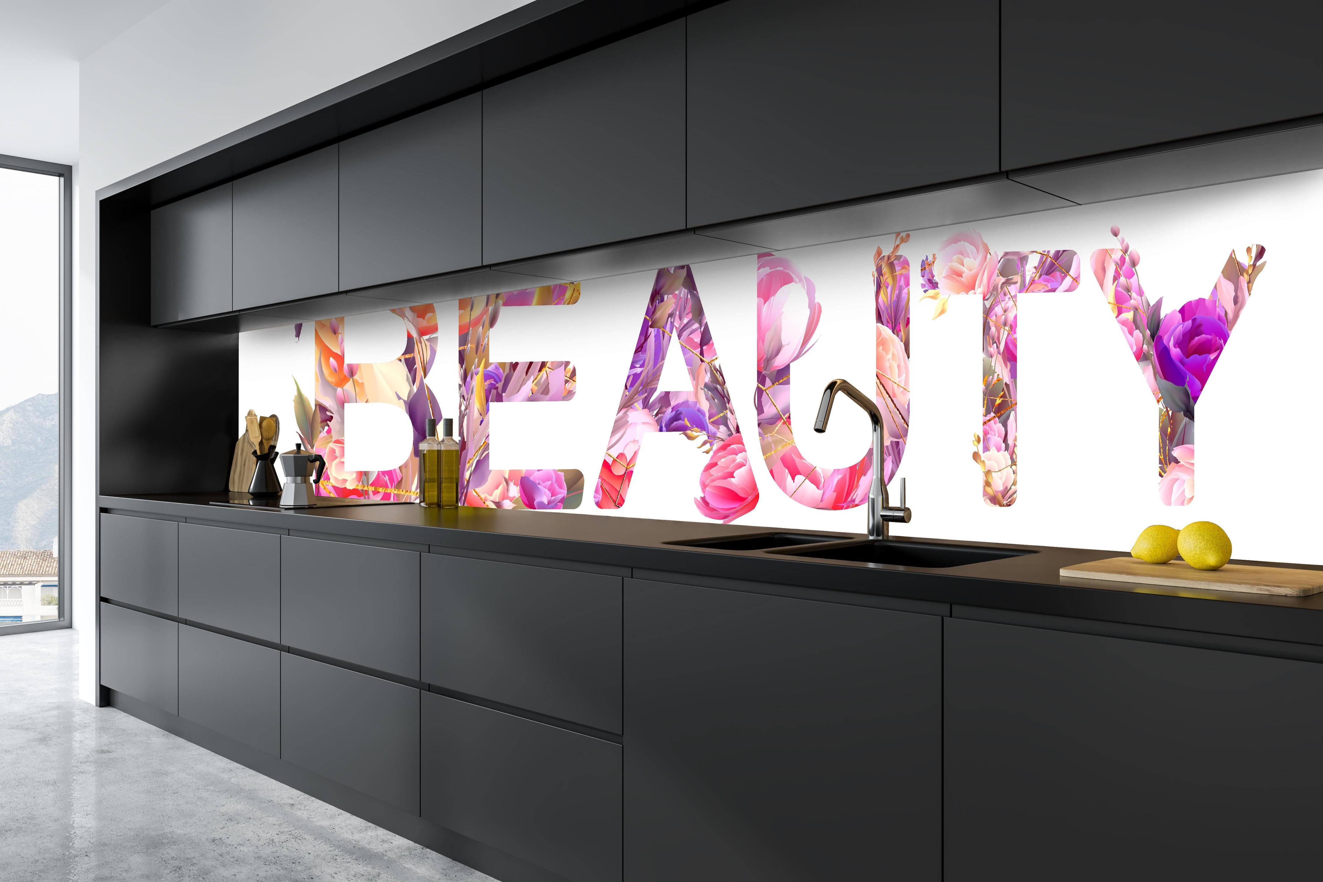 Küche - Botanische Kunst Goldlinien auf Weiß hinter weißen Hochglanz-Küchenregalen und schwarzem Wasserhahn