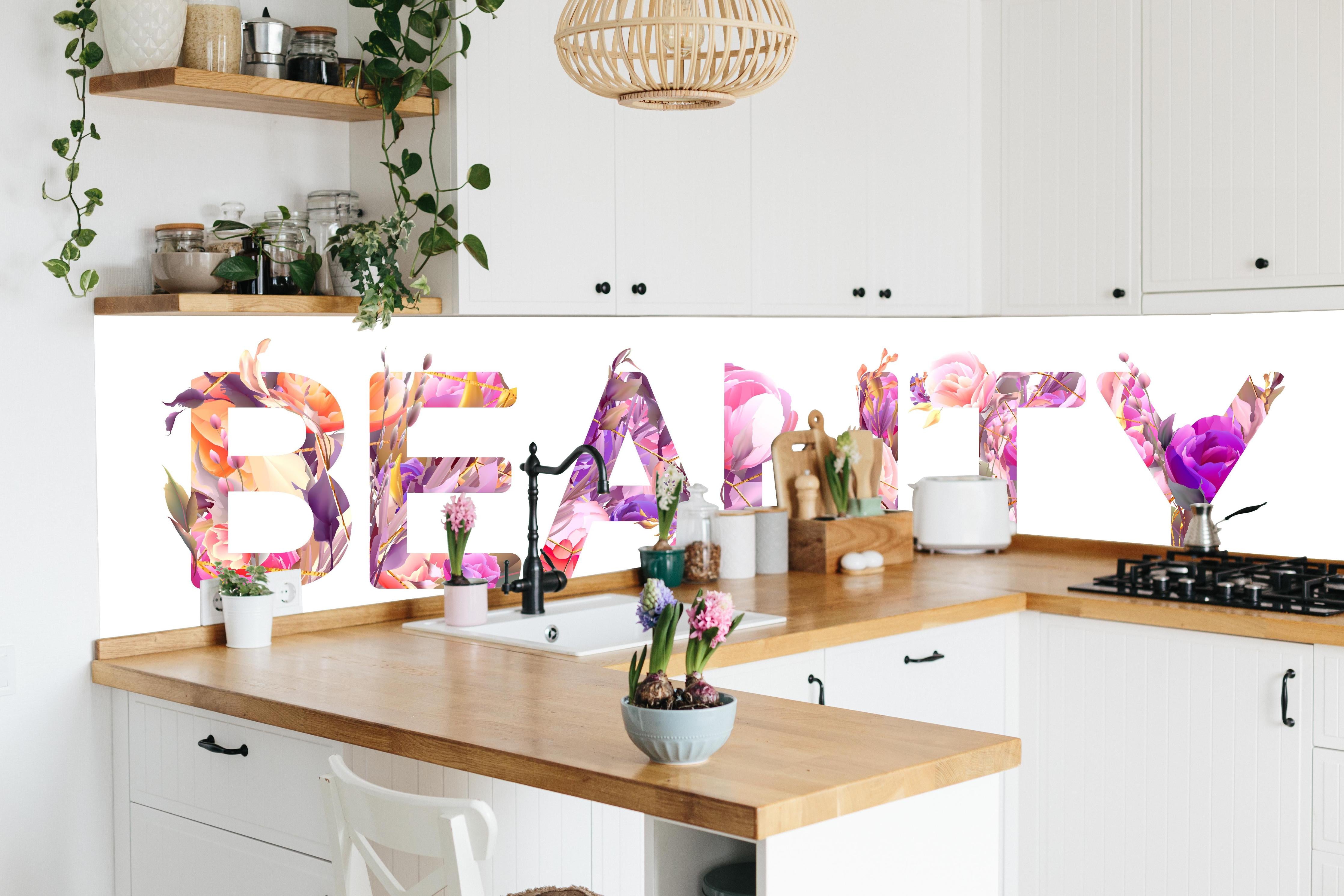 Küche - Botanische Kunst Goldlinien auf Weiß hinter weißen Hochglanz-Küchenregalen und schwarzem Wasserhahn