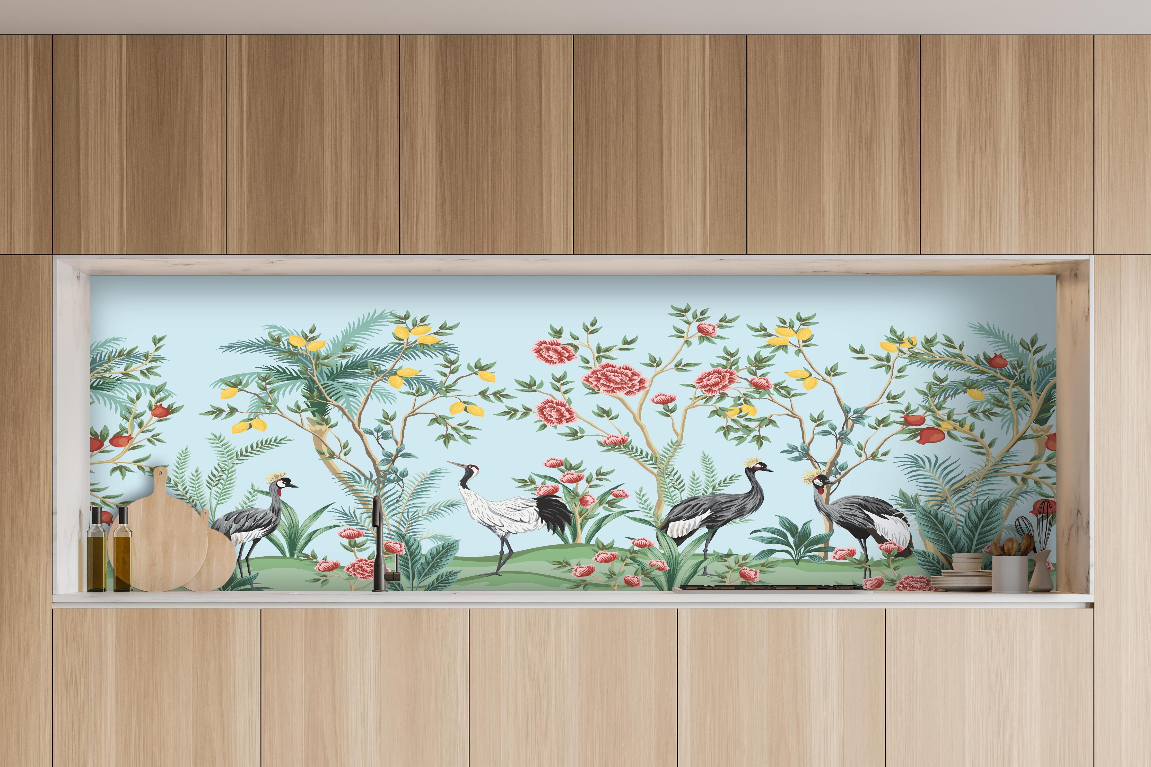 Küche - Botanische Tapete mit exotischen Vögeln hinter weißen Hochglanz-Küchenregalen und schwarzem Wasserhahn