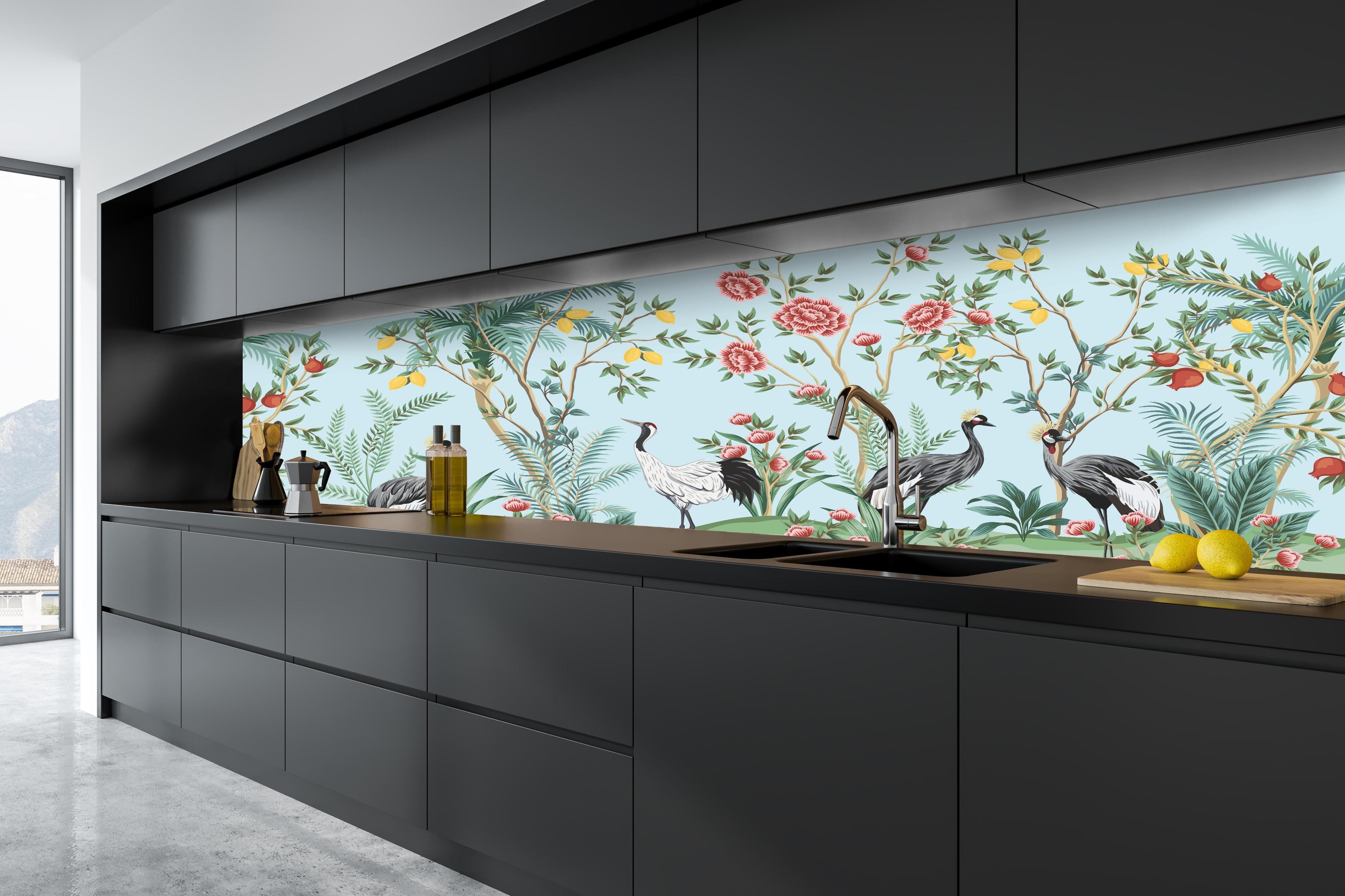 Küche - Botanische Tapete mit exotischen Vögeln hinter weißen Hochglanz-Küchenregalen und schwarzem Wasserhahn