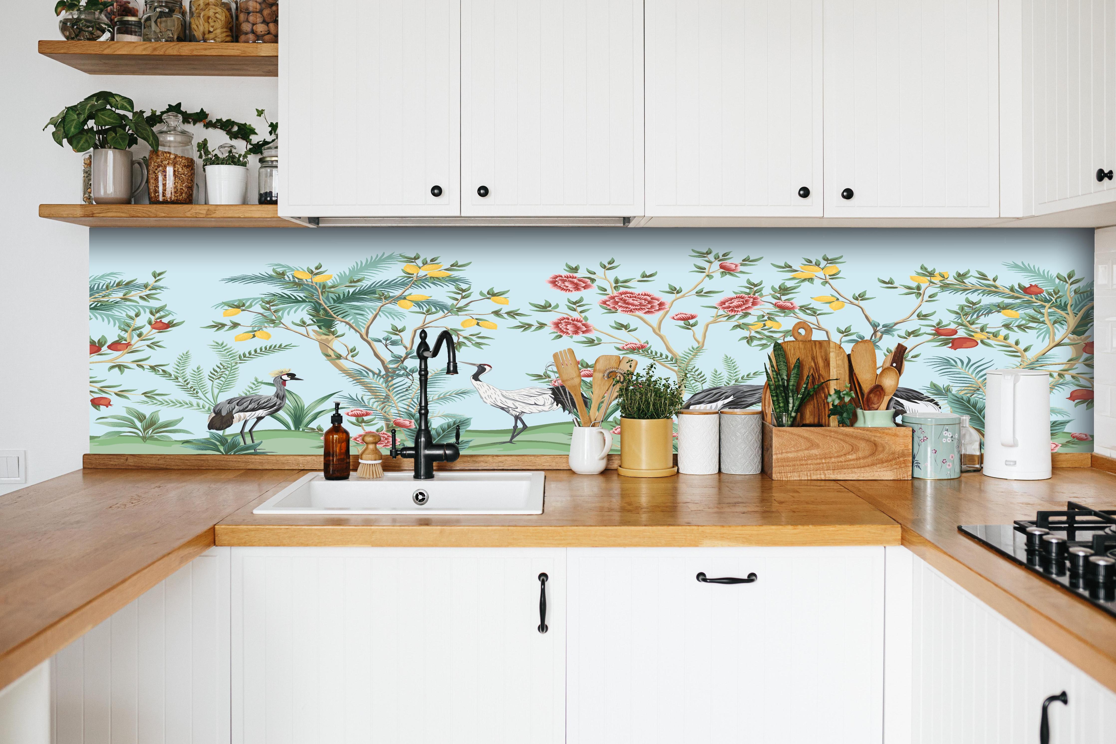 Küche - Botanische Tapete mit exotischen Vögeln hinter weißen Hochglanz-Küchenregalen und schwarzem Wasserhahn