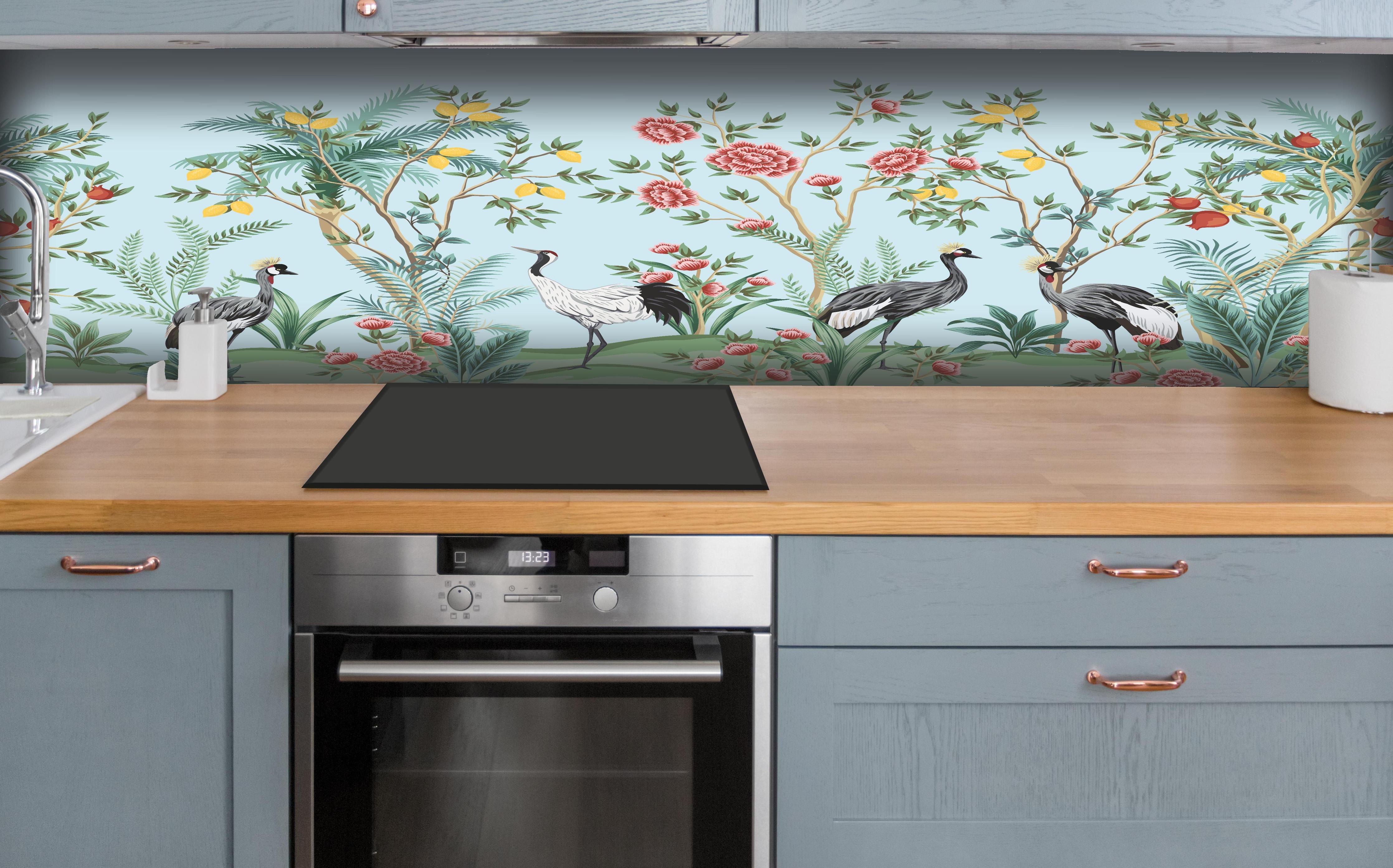 Küche - Botanische Tapete mit exotischen Vögeln hinter weißen Hochglanz-Küchenregalen und schwarzem Wasserhahn