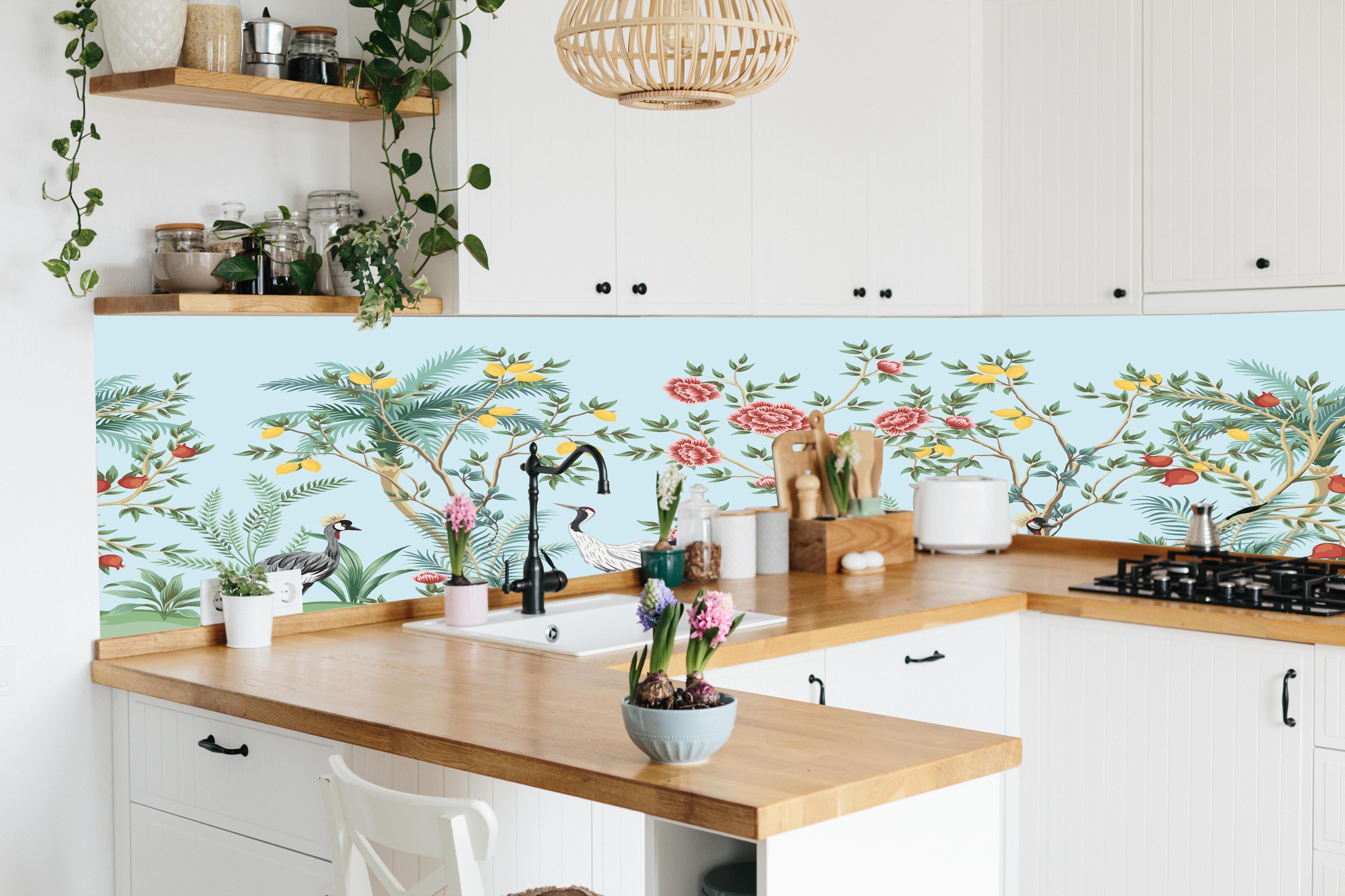 Küche - Botanische Tapete mit exotischen Vögeln hinter weißen Hochglanz-Küchenregalen und schwarzem Wasserhahn