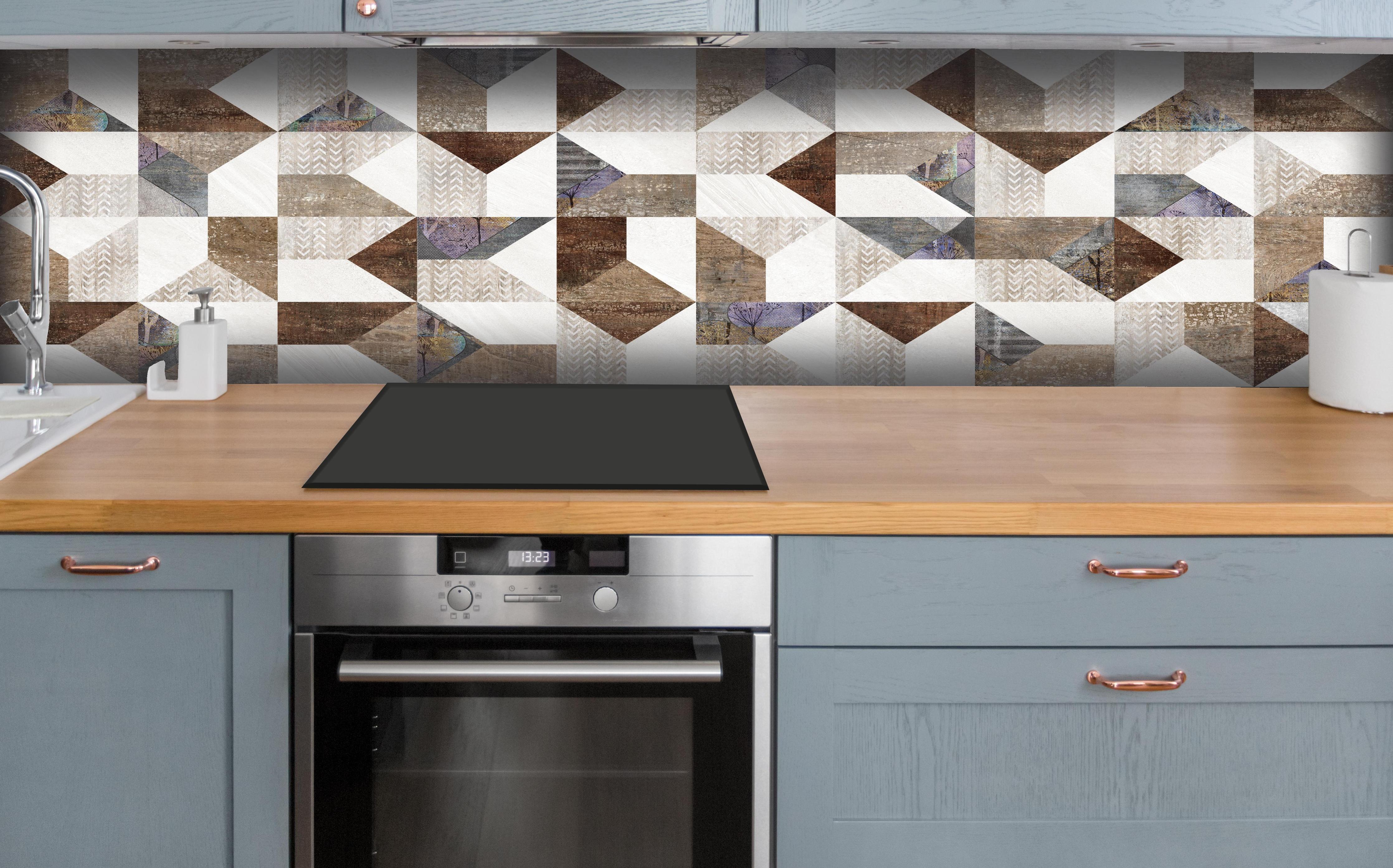 Küche - Bräunliches Fliesenmuster hinter weißen Hochglanz-Küchenregalen und schwarzem Wasserhahn