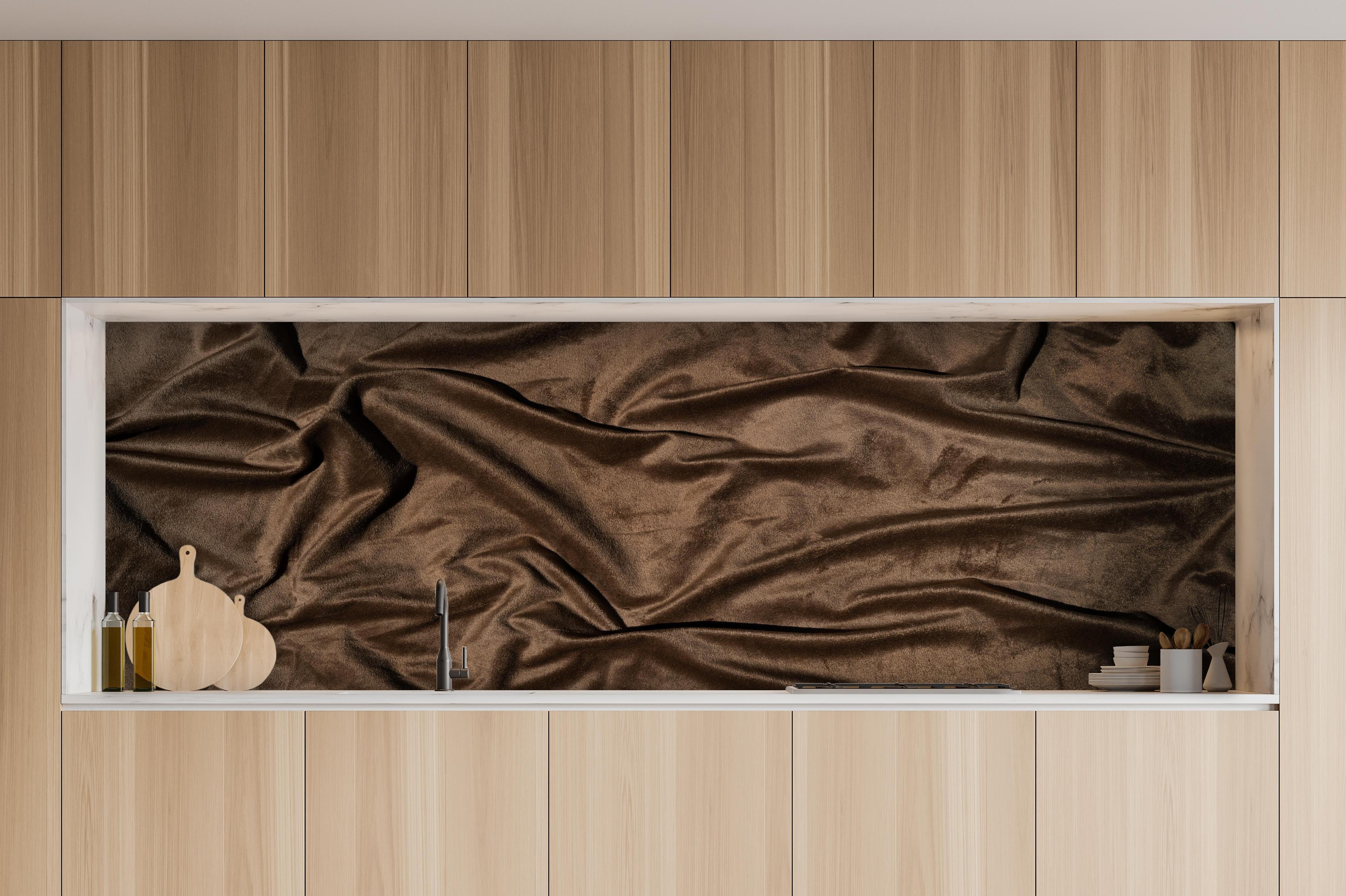 Küche - Braune Satin Seide hinter weißen Hochglanz-Küchenregalen und schwarzem Wasserhahn