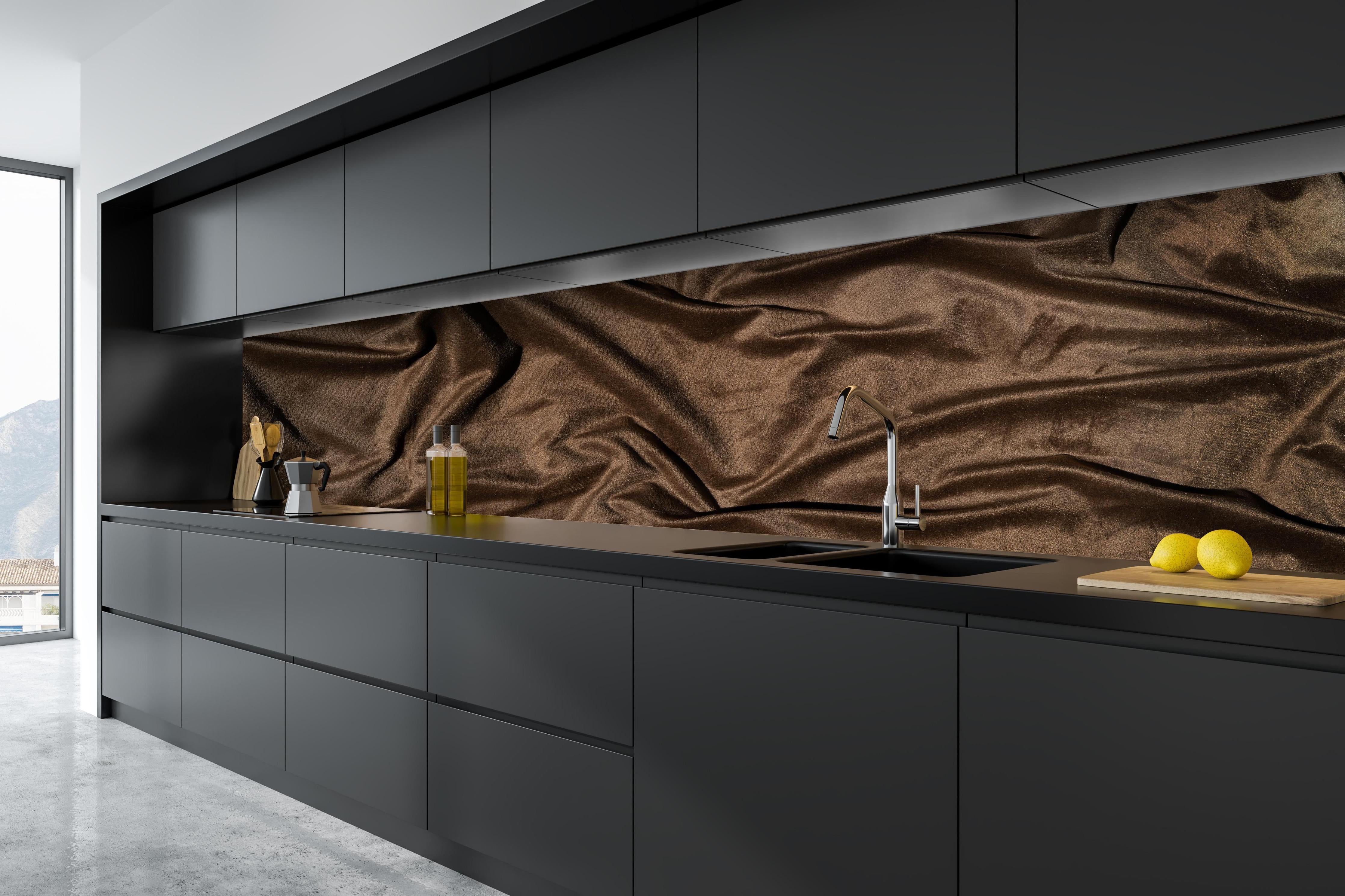 Küche - Braune Satin Seide hinter weißen Hochglanz-Küchenregalen und schwarzem Wasserhahn