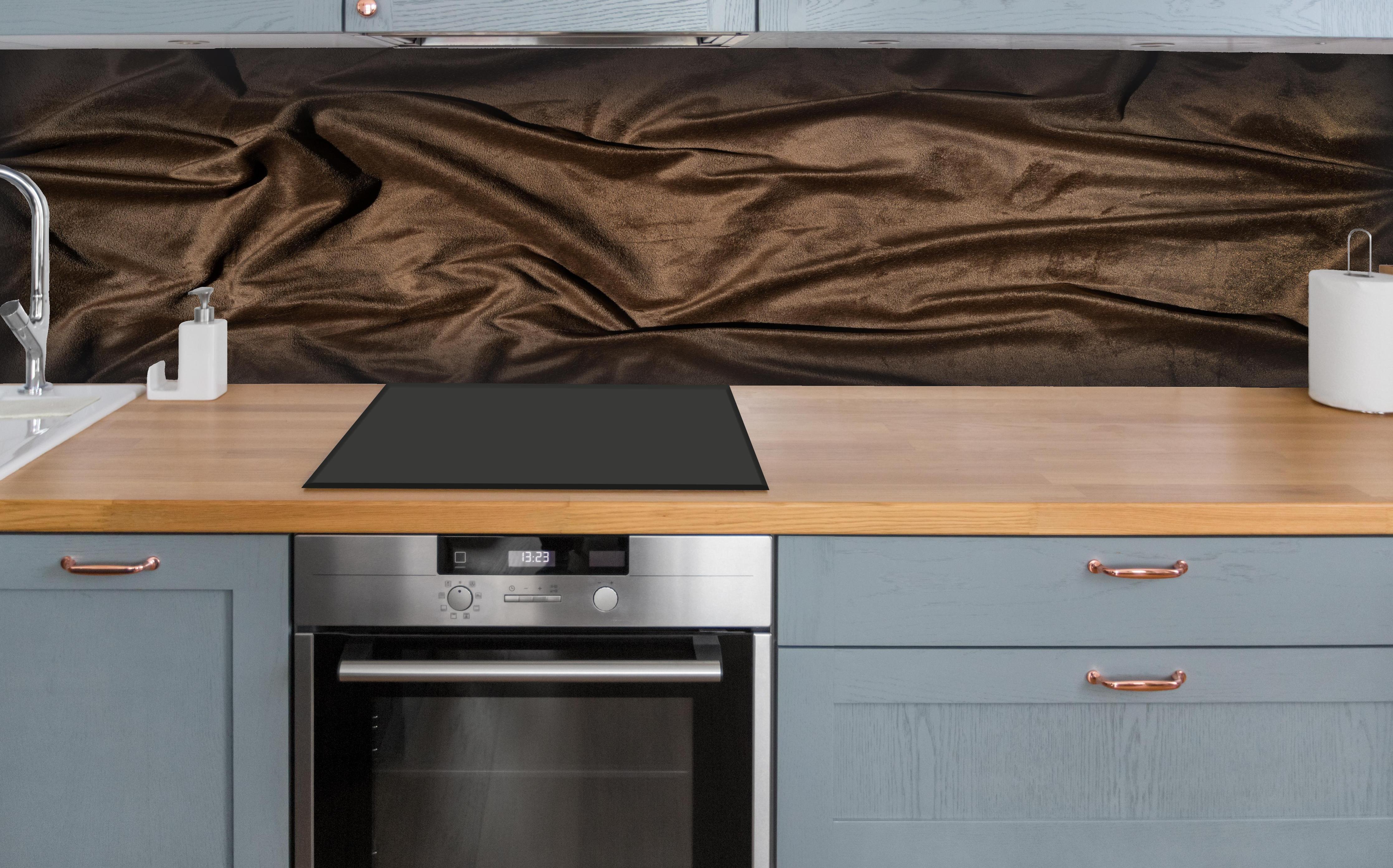 Küche - Braune Satin Seide hinter weißen Hochglanz-Küchenregalen und schwarzem Wasserhahn