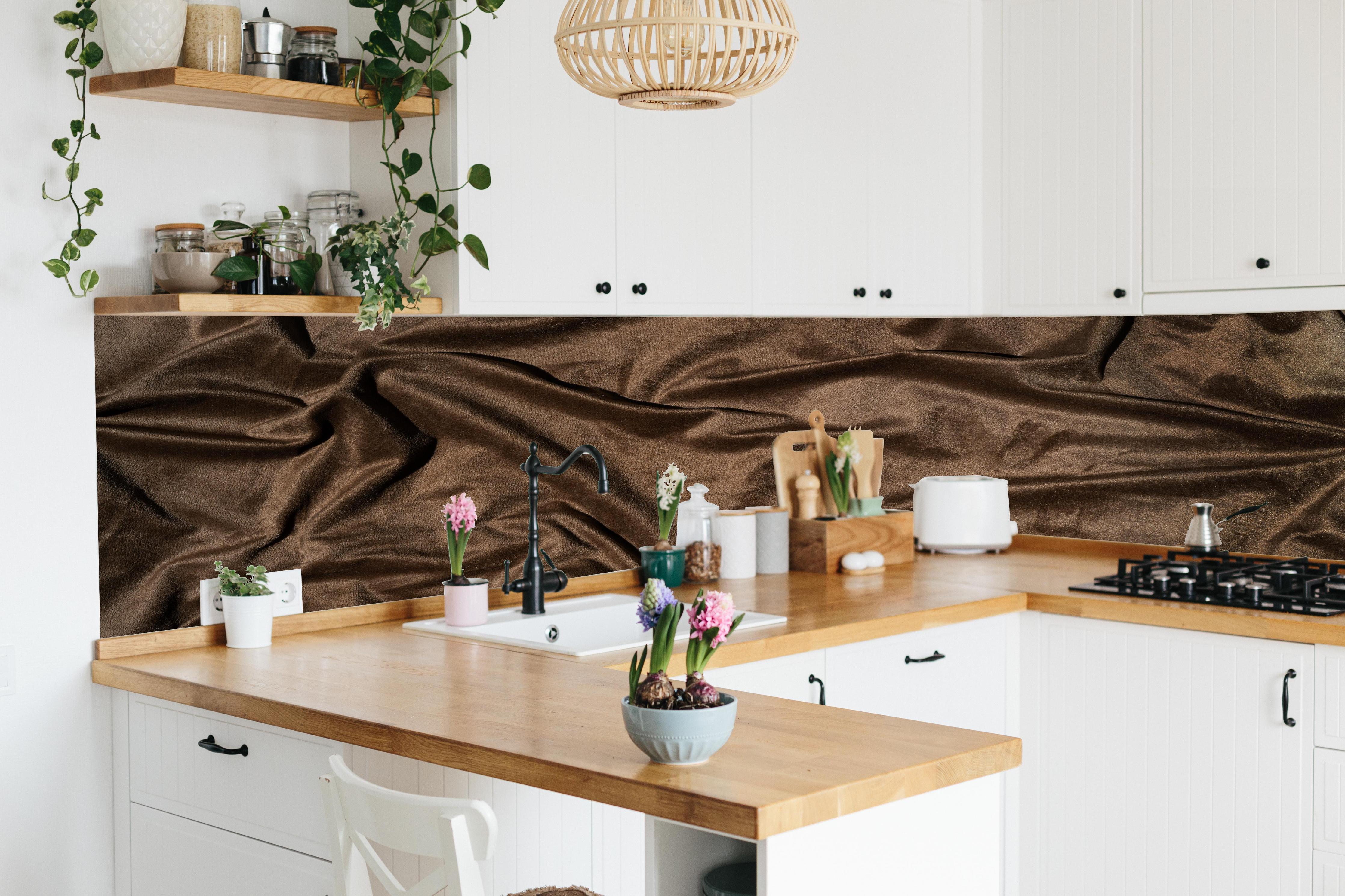 Küche - Braune Satin Seide hinter weißen Hochglanz-Küchenregalen und schwarzem Wasserhahn