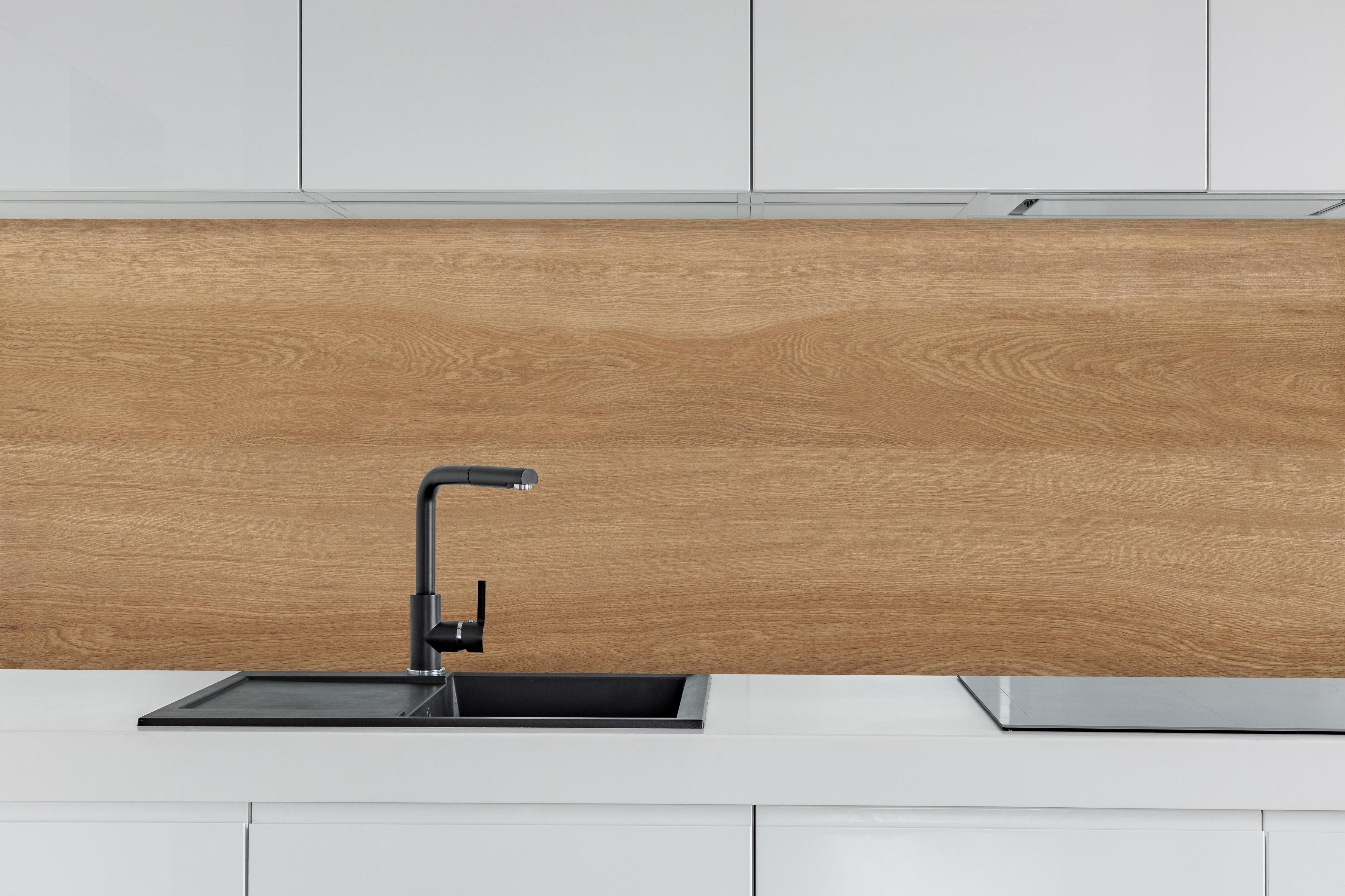 Küche - Braunes Holzfliesen Muster hinter weißen Hochglanz-Küchenregalen und schwarzem Wasserhahn