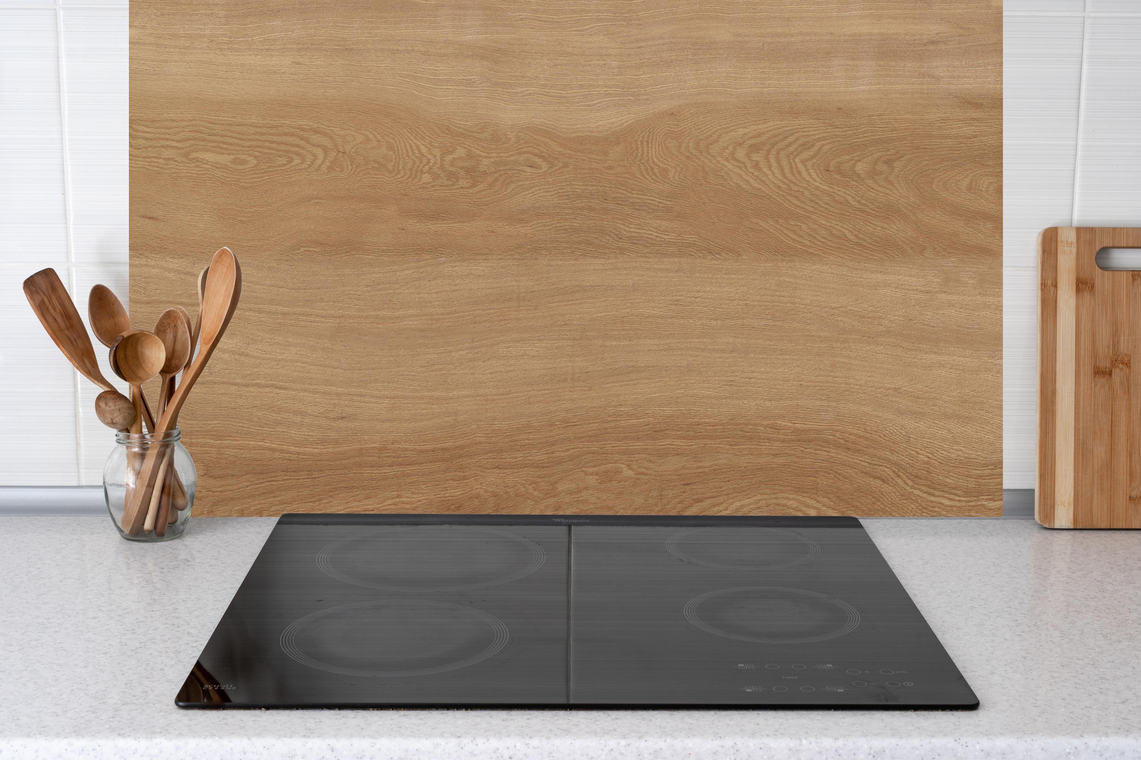 Küche - Braunes Holzfliesen Muster hinter weißen Hochglanz-Küchenregalen und schwarzem Wasserhahn