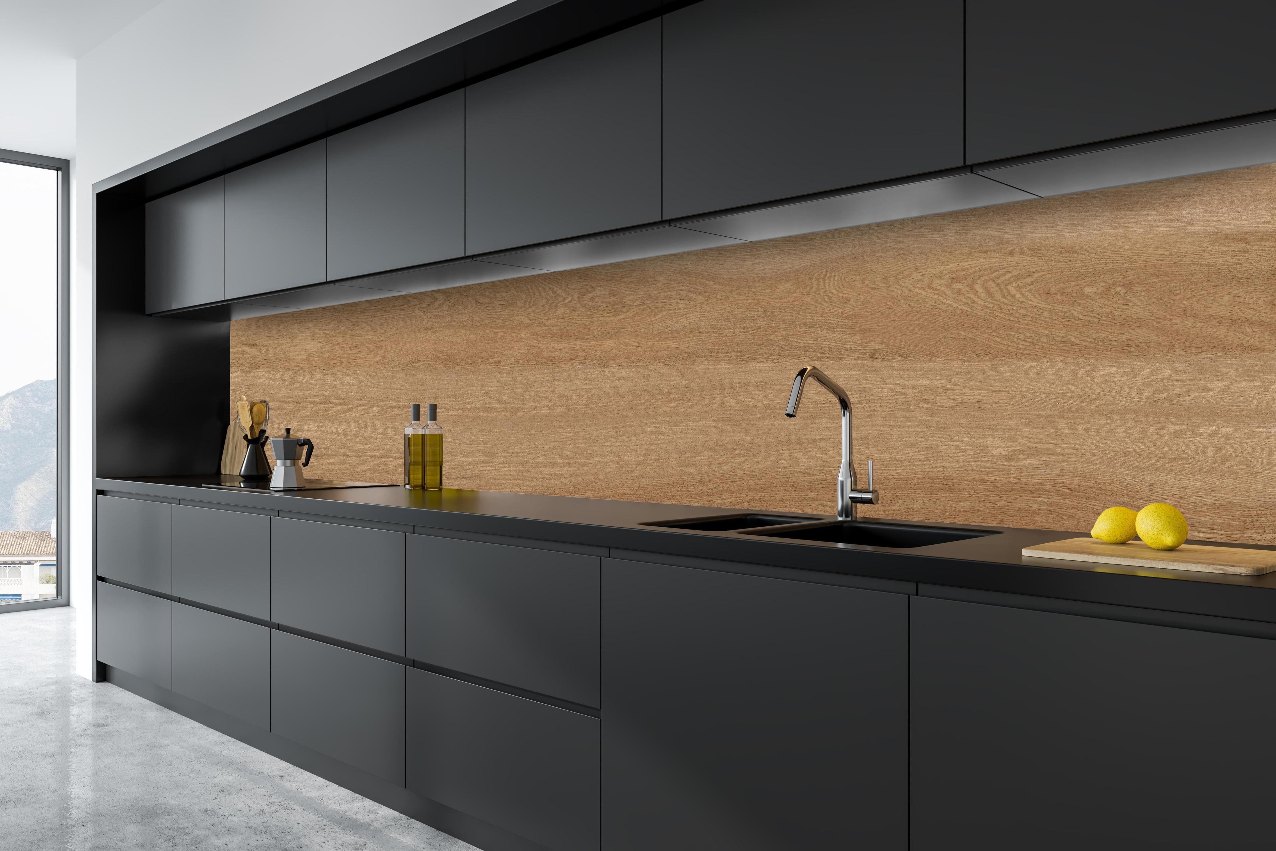 Küche - Braunes Holzfliesen Muster hinter weißen Hochglanz-Küchenregalen und schwarzem Wasserhahn