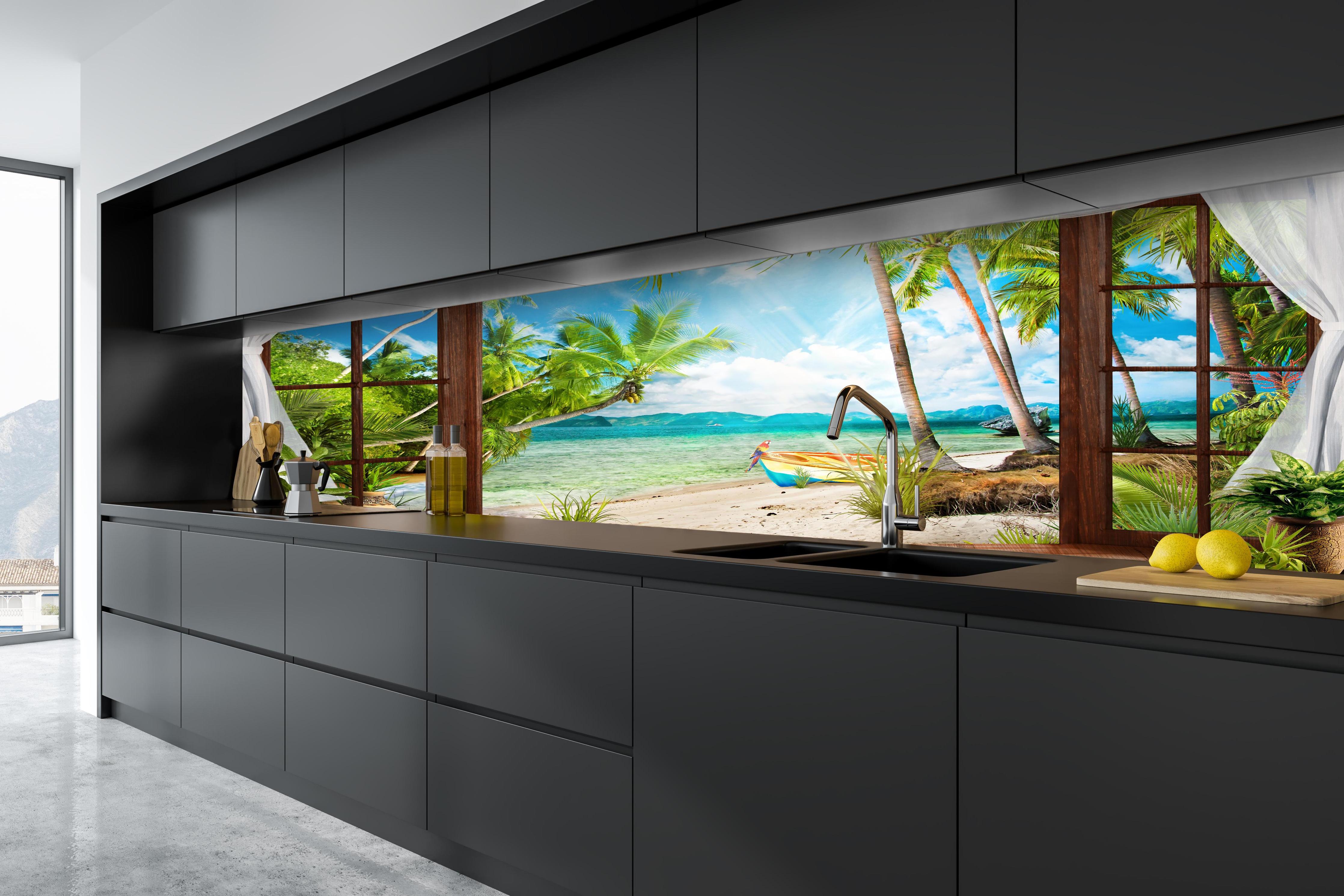 Küche - Bungalow mit Blick aufs Meer hinter weißen Hochglanz-Küchenregalen und schwarzem Wasserhahn