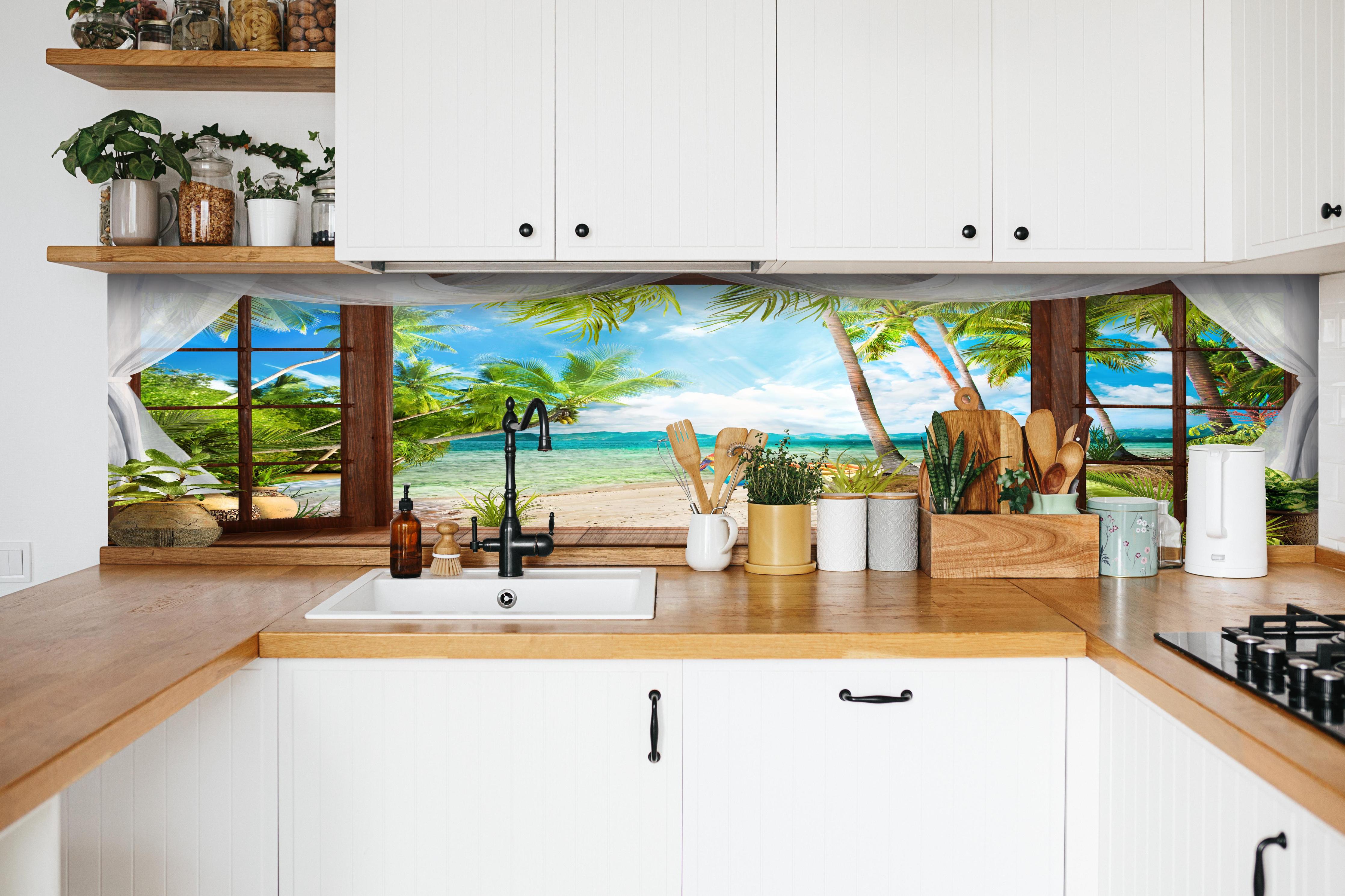 Küche - Bungalow mit Blick aufs Meer hinter weißen Hochglanz-Küchenregalen und schwarzem Wasserhahn