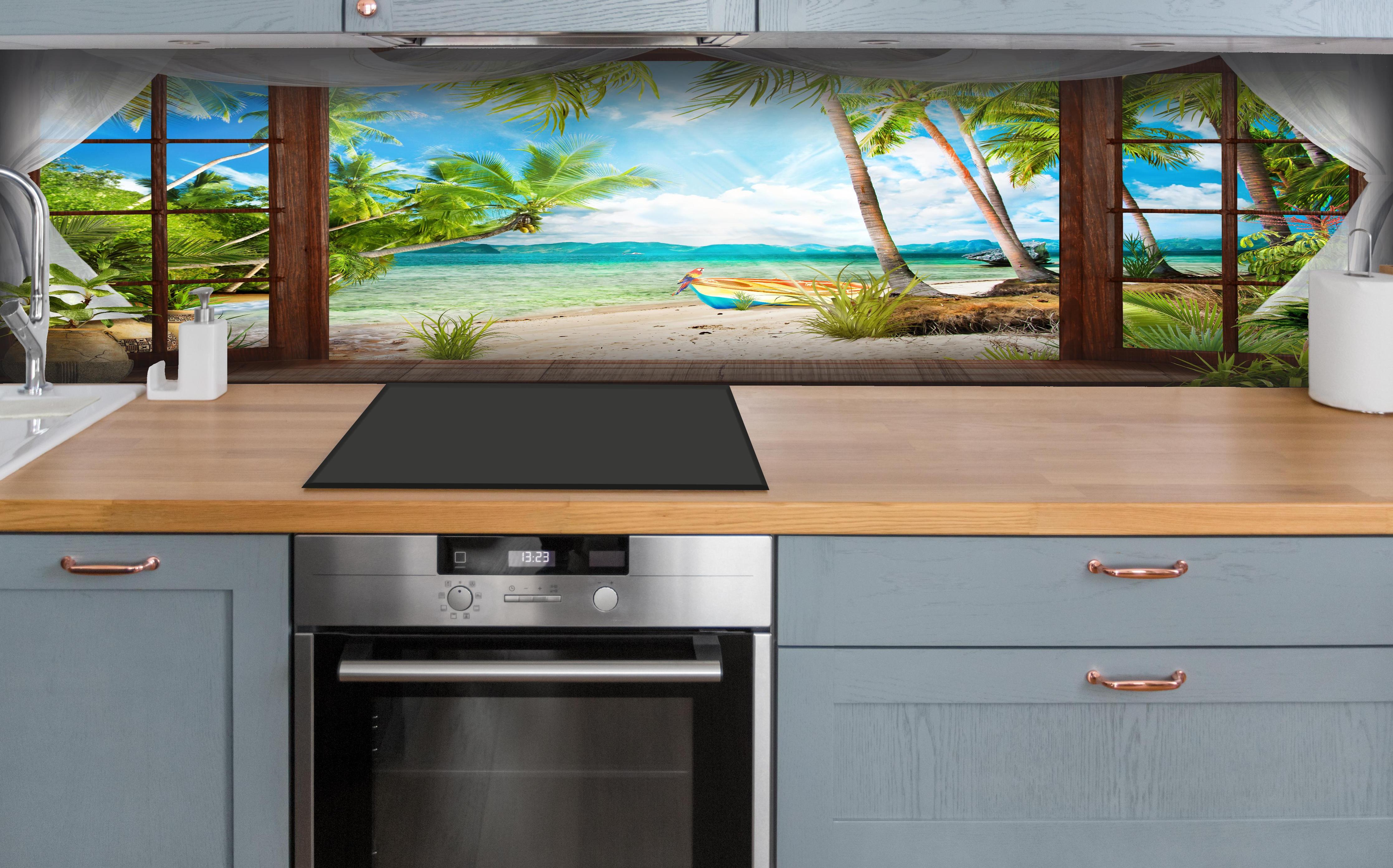 Küche - Bungalow mit Blick aufs Meer hinter weißen Hochglanz-Küchenregalen und schwarzem Wasserhahn