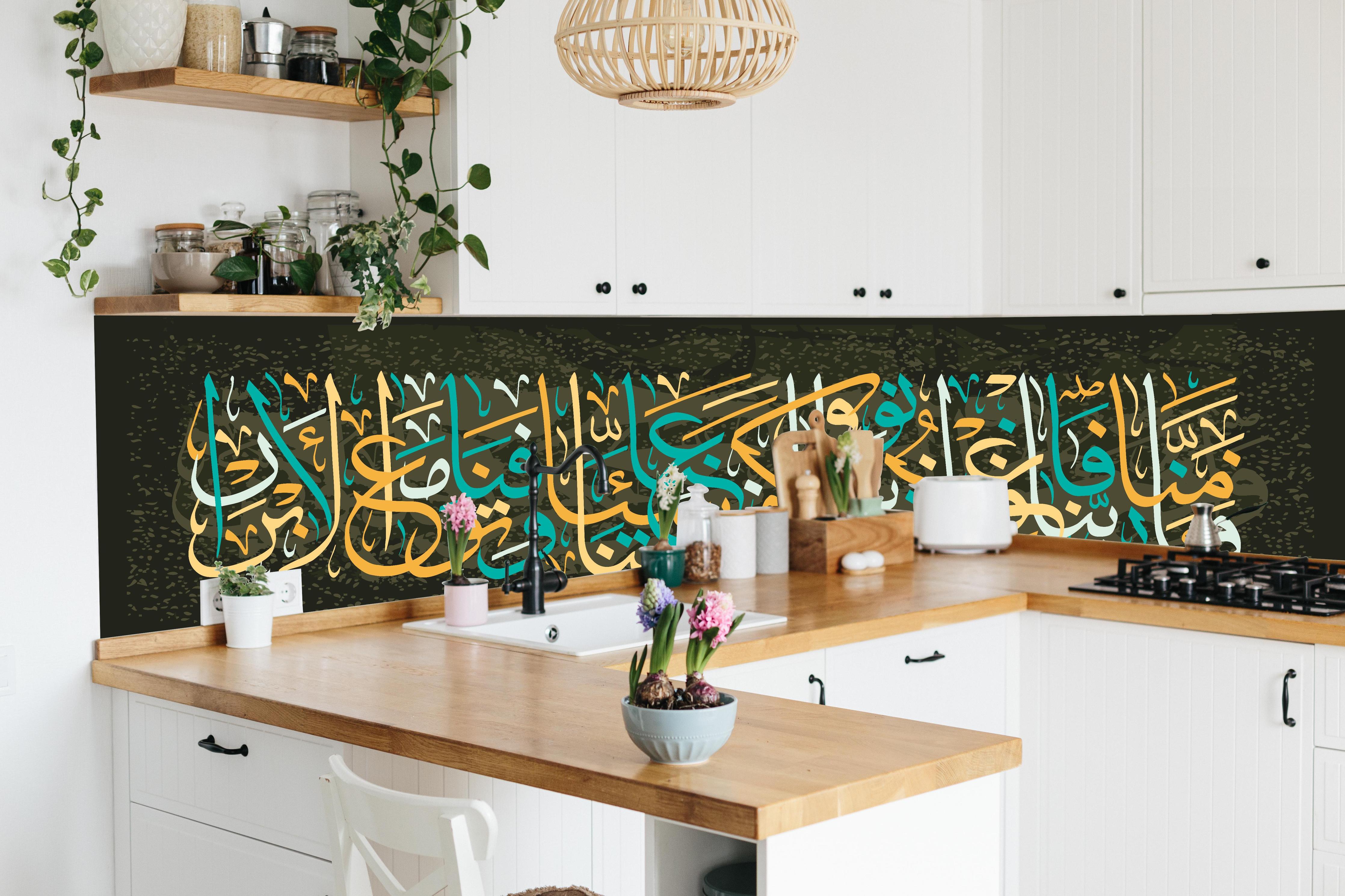 Küche - Bunte Arabische Kalligrafie Dekoration hinter weißen Hochglanz-Küchenregalen und schwarzem Wasserhahn
