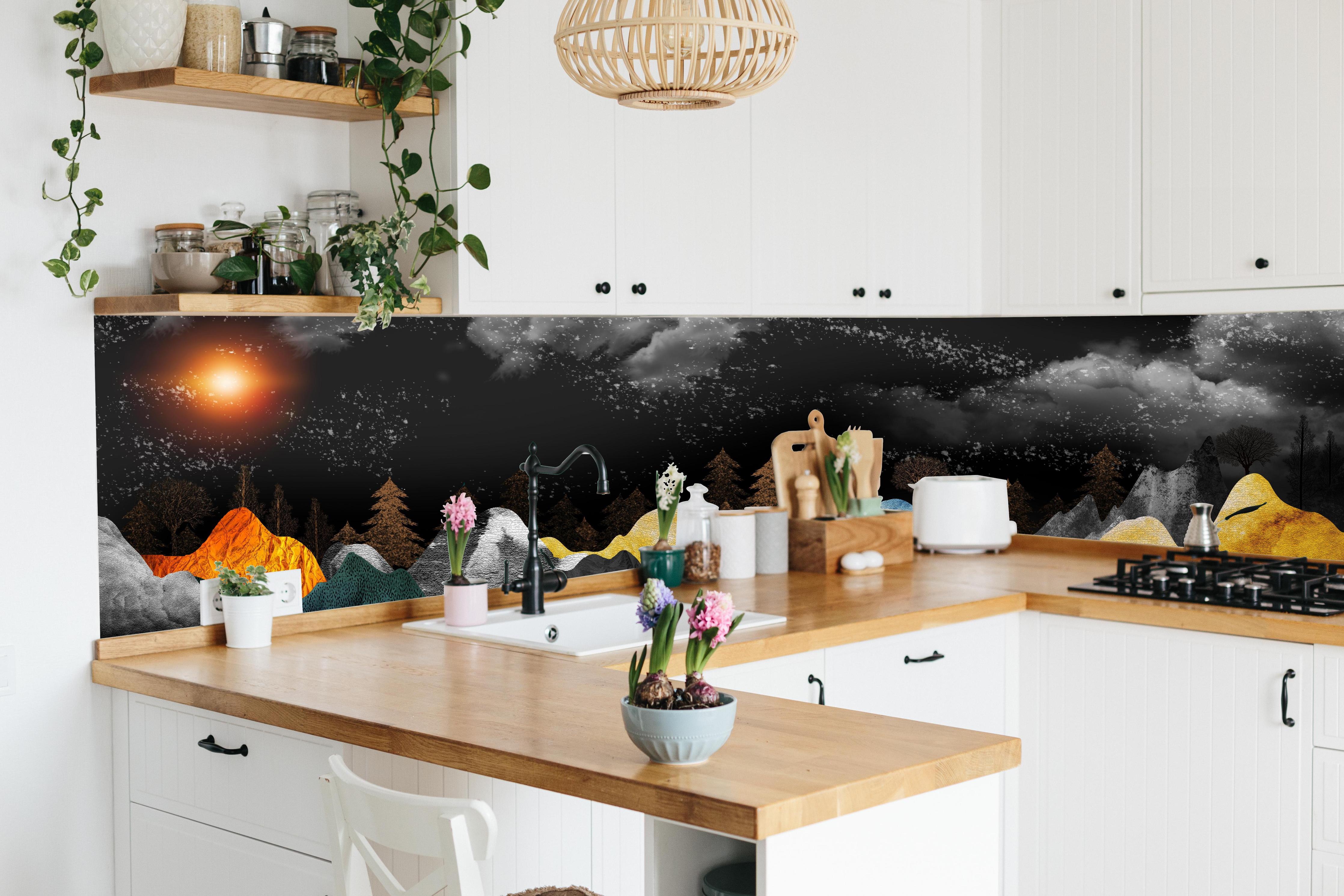 Küche - Bunte Berge Winterlandschaft Wanddekor hinter weißen Hochglanz-Küchenregalen und schwarzem Wasserhahn