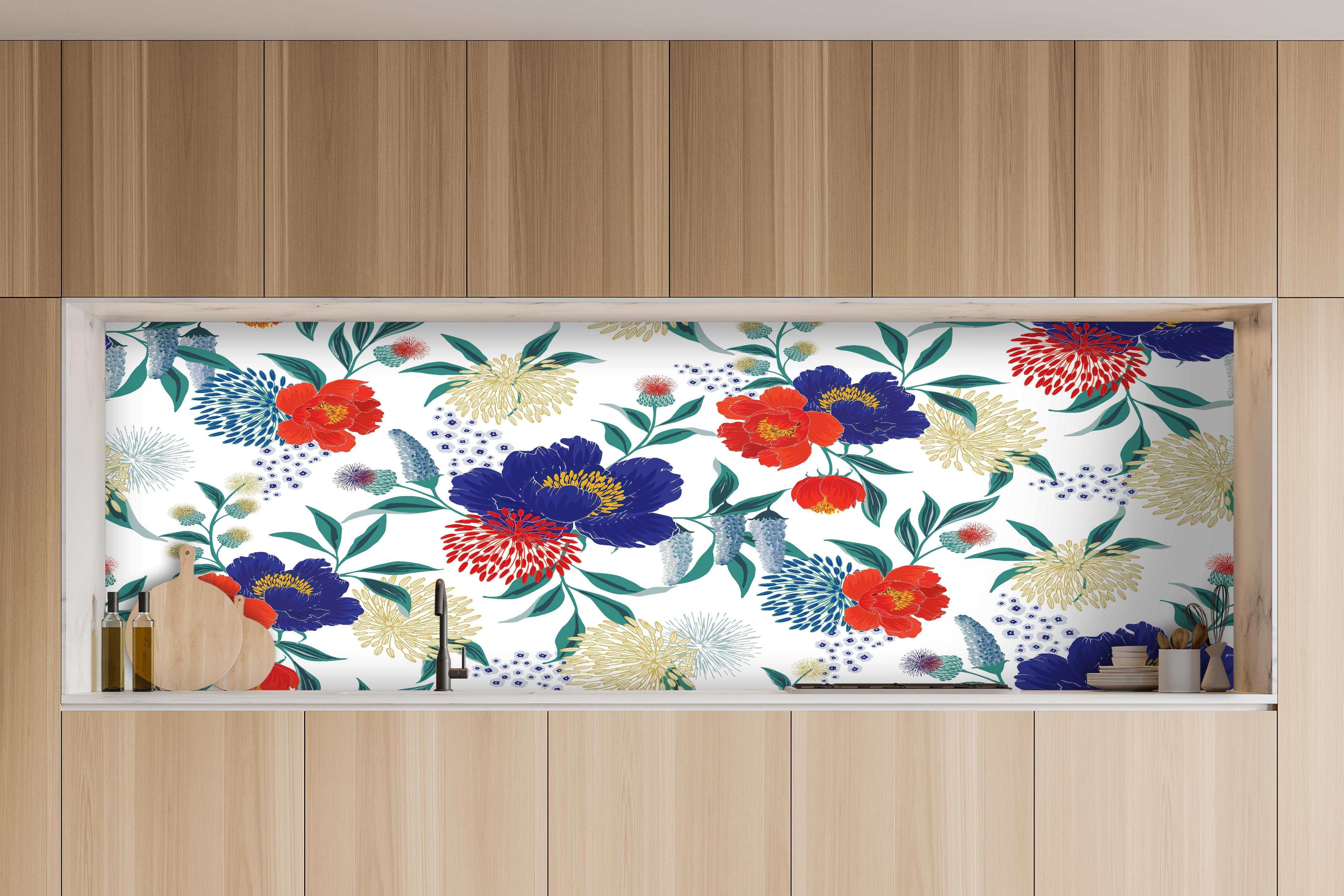 Küche - Bunte Blumenmuster Wandtapete Design hinter weißen Hochglanz-Küchenregalen und schwarzem Wasserhahn