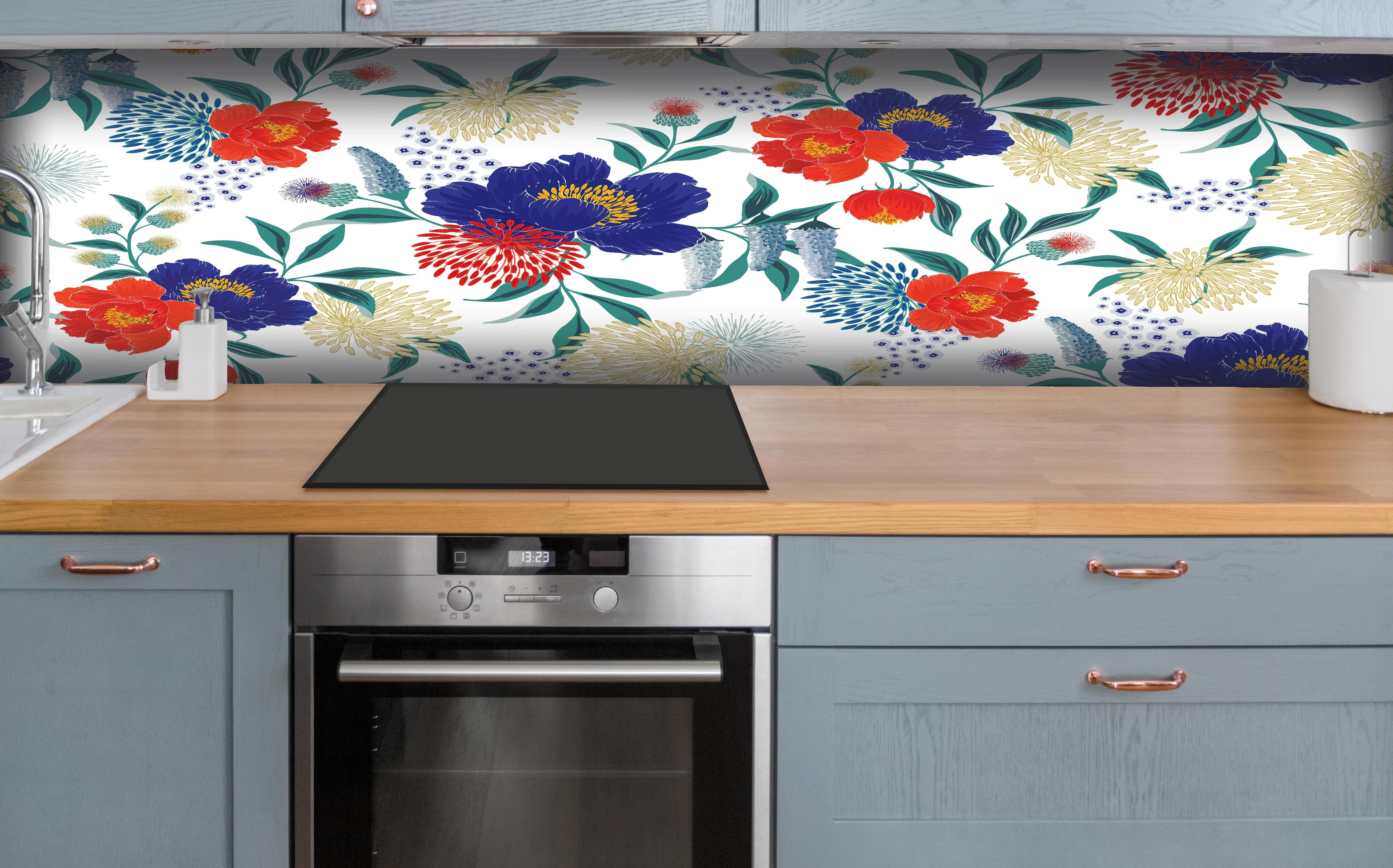 Küche - Bunte Blumenmuster Wandtapete Design hinter weißen Hochglanz-Küchenregalen und schwarzem Wasserhahn