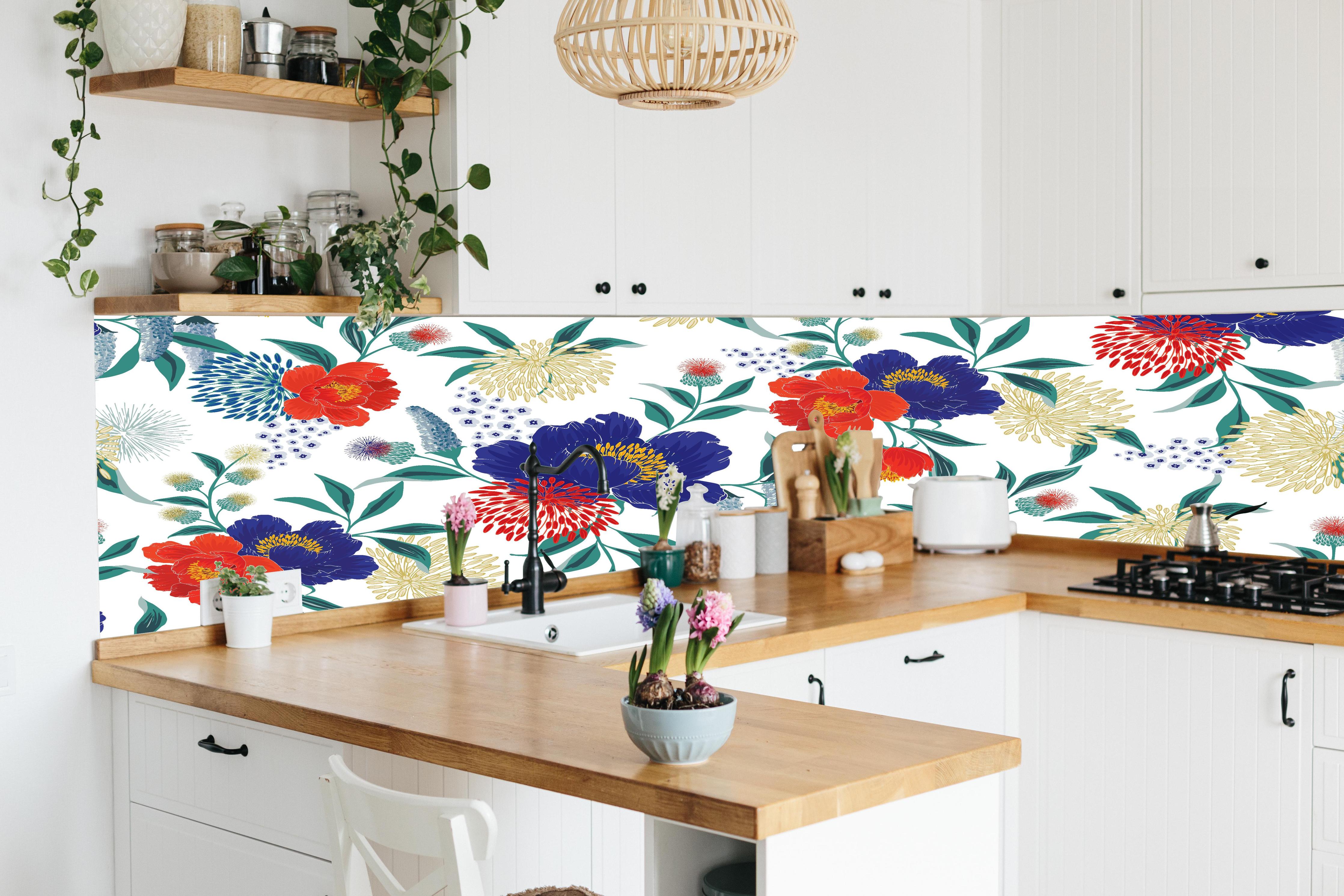 Küche - Bunte Blumenmuster Wandtapete Design hinter weißen Hochglanz-Küchenregalen und schwarzem Wasserhahn