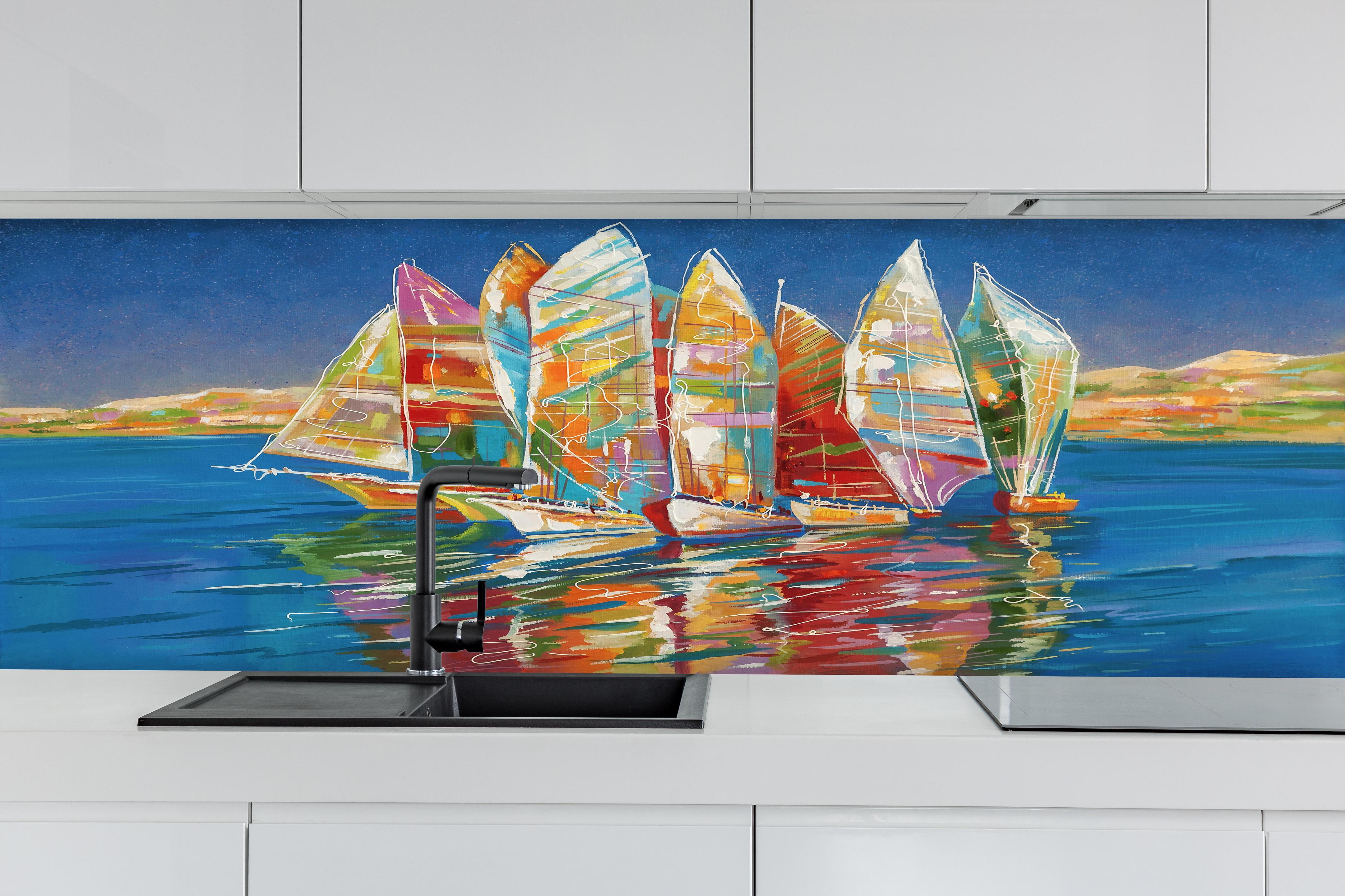 Küche - Bunte Boote auf dem Meer - Ölgemälde hinter weißen Hochglanz-Küchenregalen und schwarzem Wasserhahn