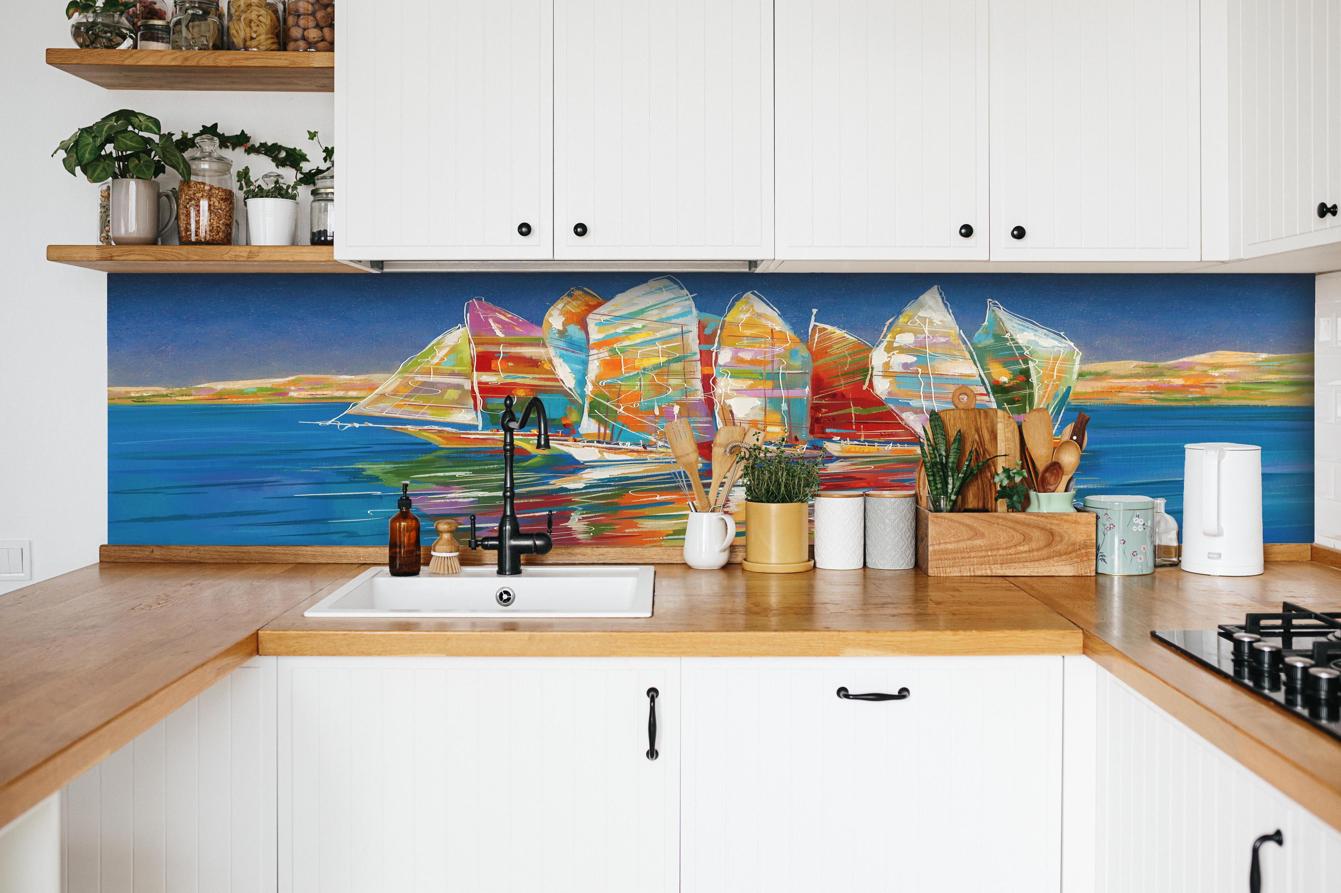 Küche - Bunte Boote auf dem Meer - Ölgemälde hinter weißen Hochglanz-Küchenregalen und schwarzem Wasserhahn
