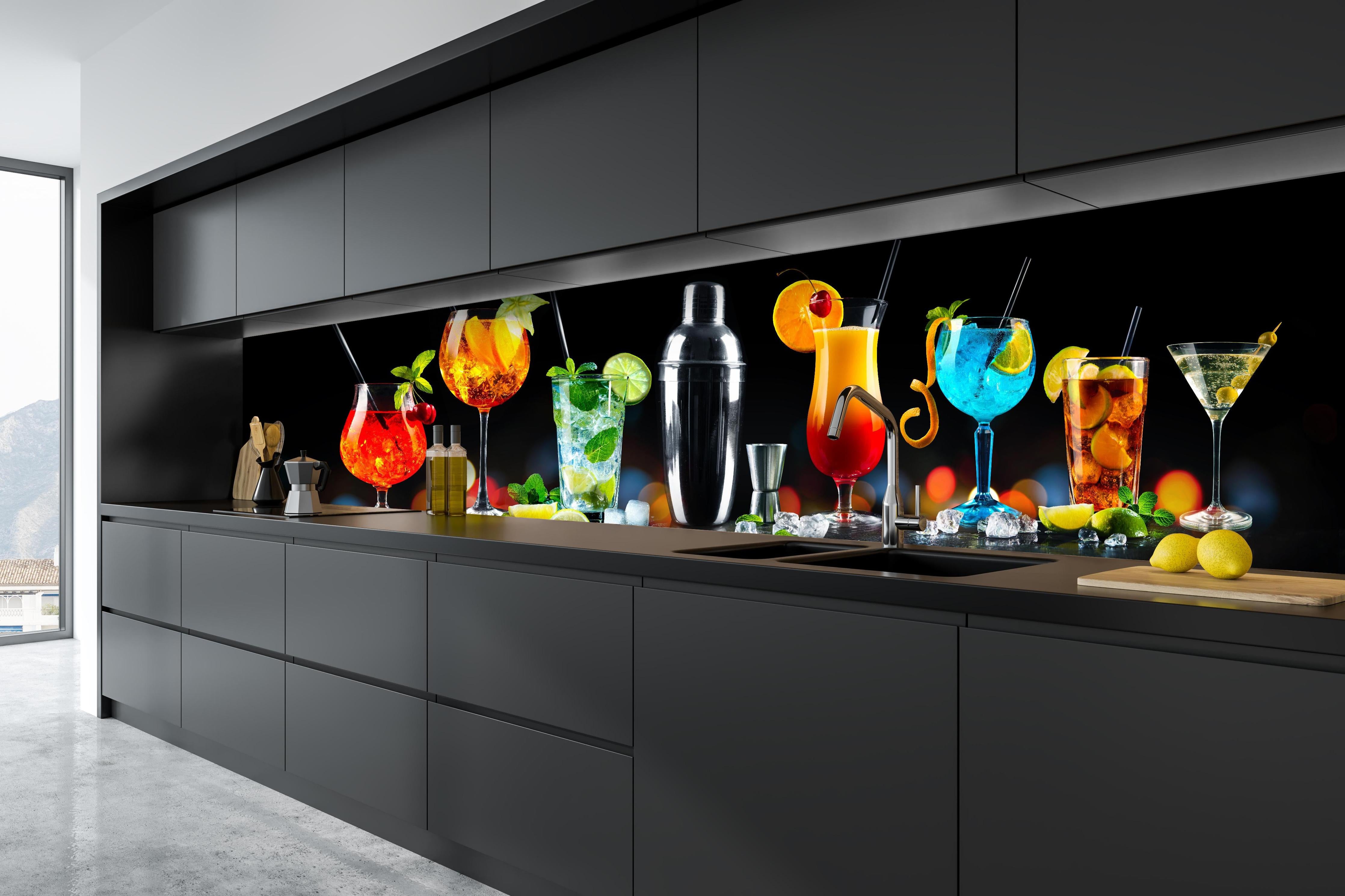 Küche - Bunte Cocktailsammlung Nacht Ambiente hinter weißen Hochglanz-Küchenregalen und schwarzem Wasserhahn