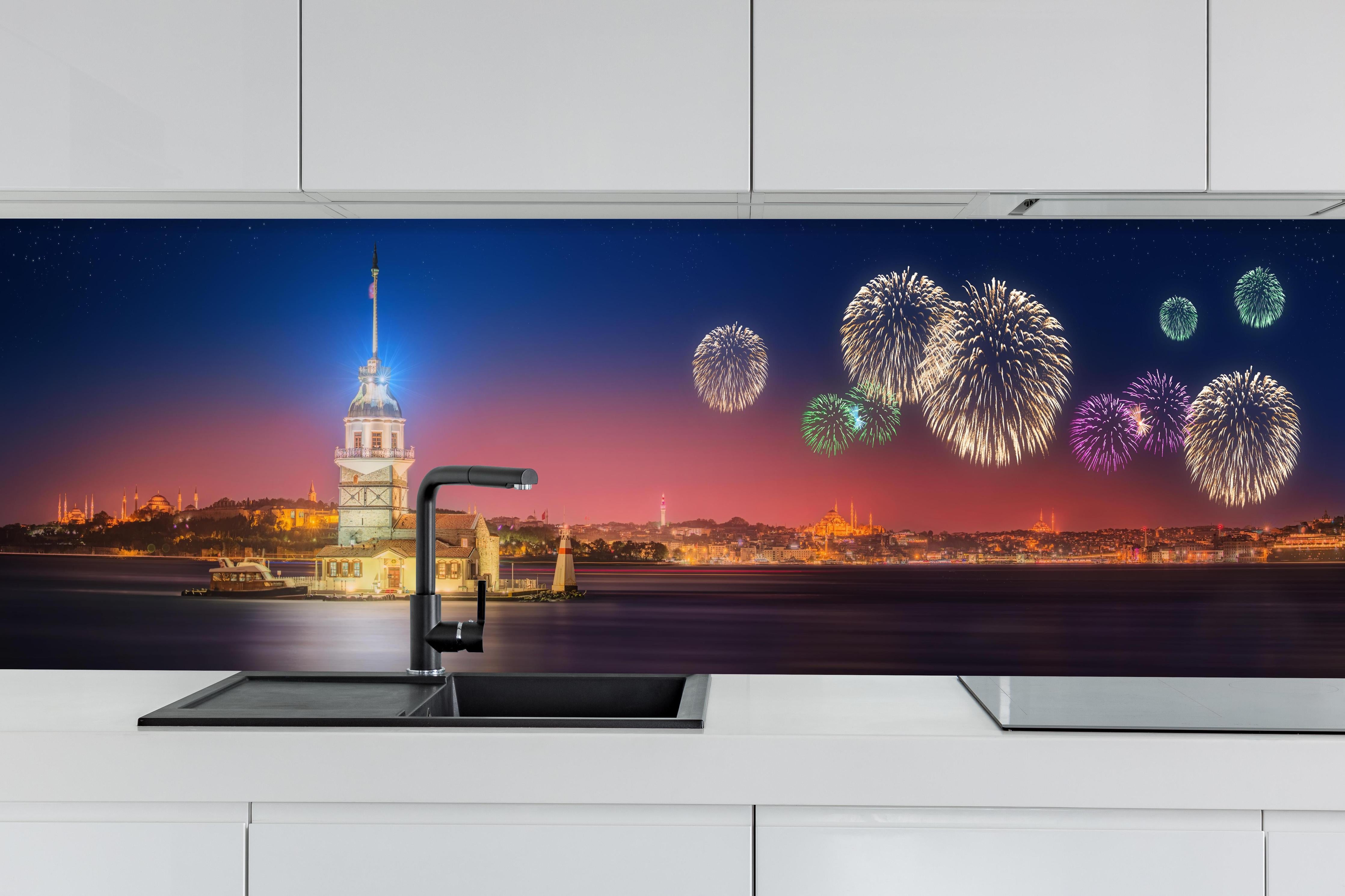Küche - Bunte Feuerwerksshow Kiz Kulesi Istanbul hinter weißen Hochglanz-Küchenregalen und schwarzem Wasserhahn