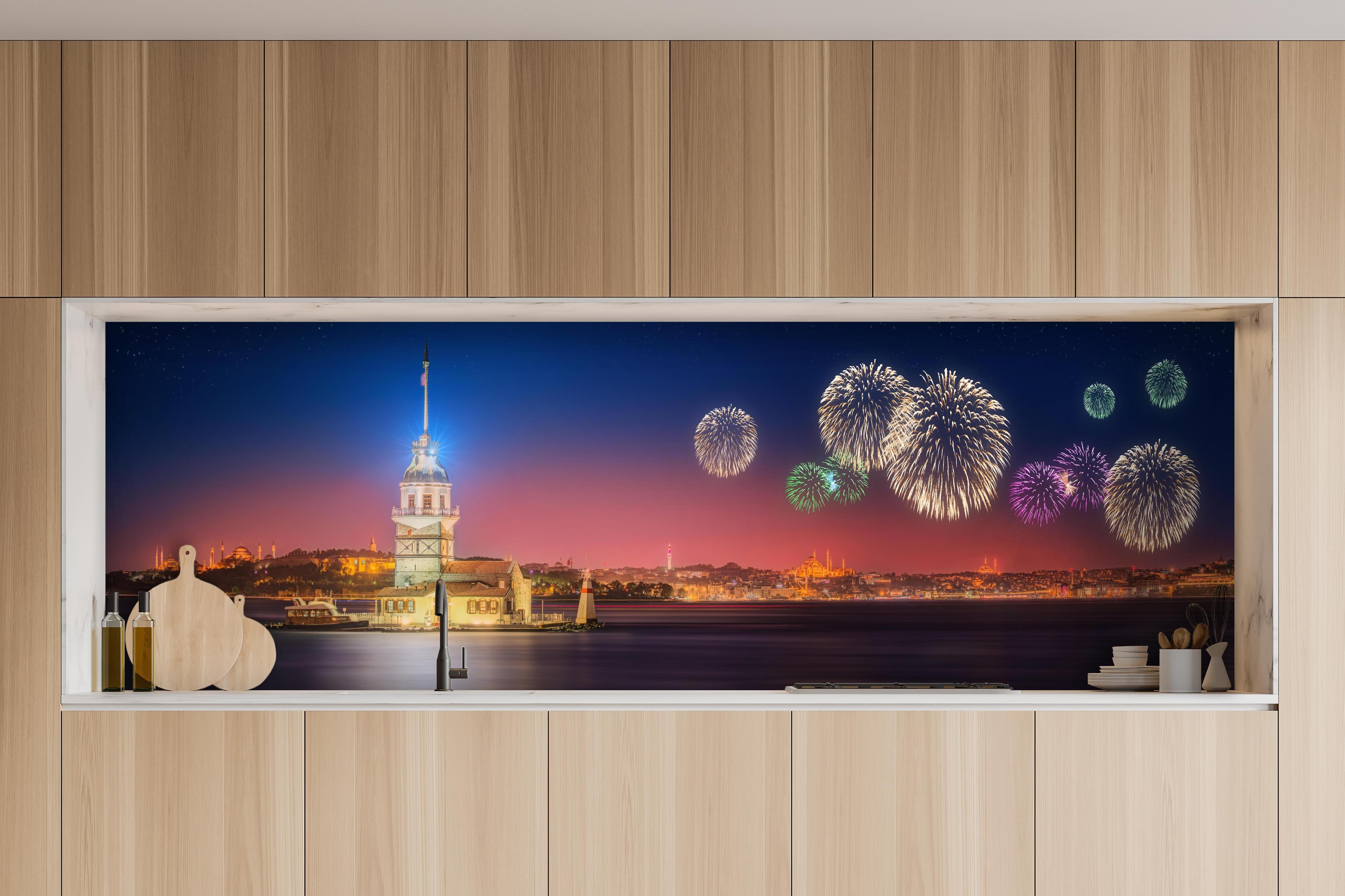 Küche - Bunte Feuerwerksshow Kiz Kulesi Istanbul hinter weißen Hochglanz-Küchenregalen und schwarzem Wasserhahn