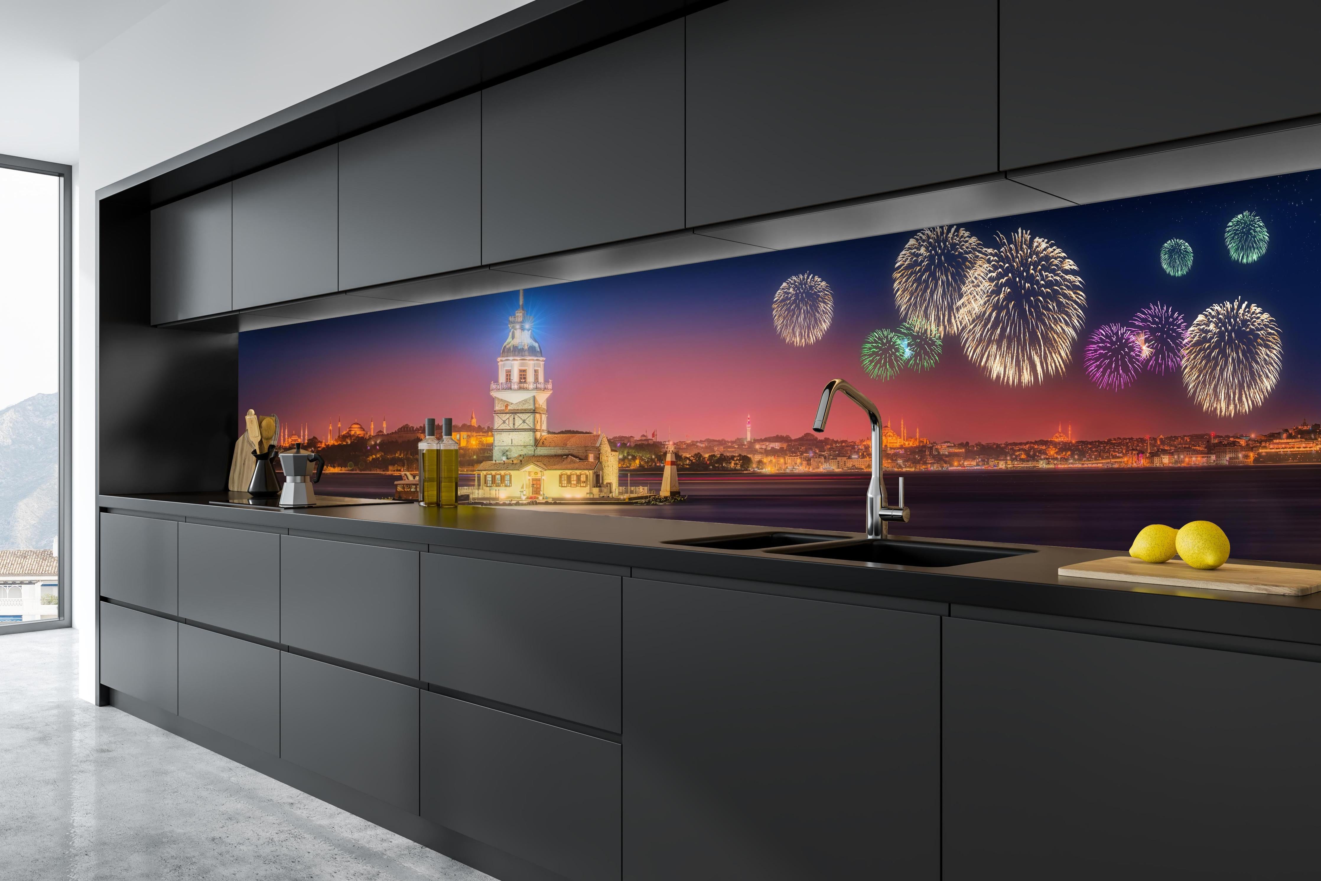 Küche - Bunte Feuerwerksshow Kiz Kulesi Istanbul hinter weißen Hochglanz-Küchenregalen und schwarzem Wasserhahn