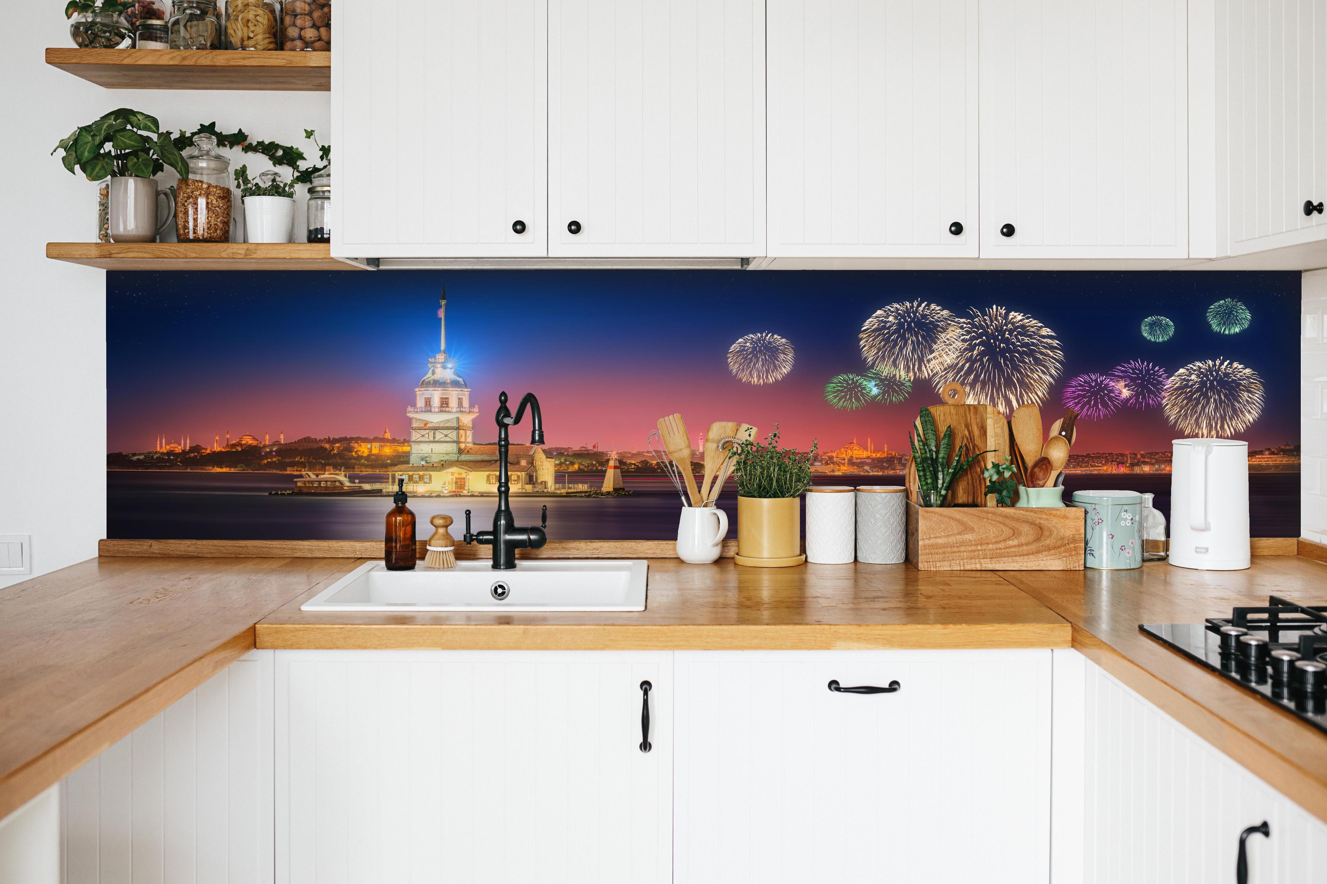 Küche - Bunte Feuerwerksshow Kiz Kulesi Istanbul hinter weißen Hochglanz-Küchenregalen und schwarzem Wasserhahn