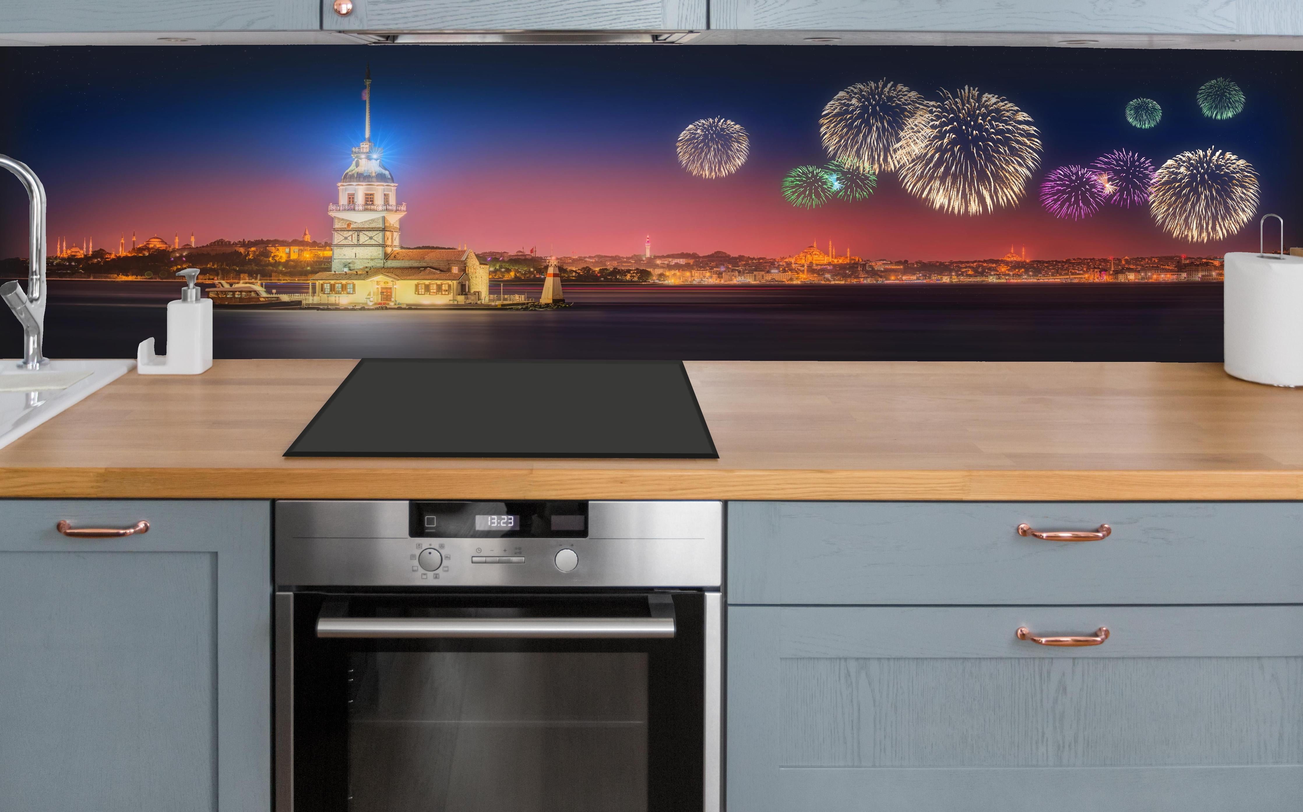 Küche - Bunte Feuerwerksshow Kiz Kulesi Istanbul hinter weißen Hochglanz-Küchenregalen und schwarzem Wasserhahn