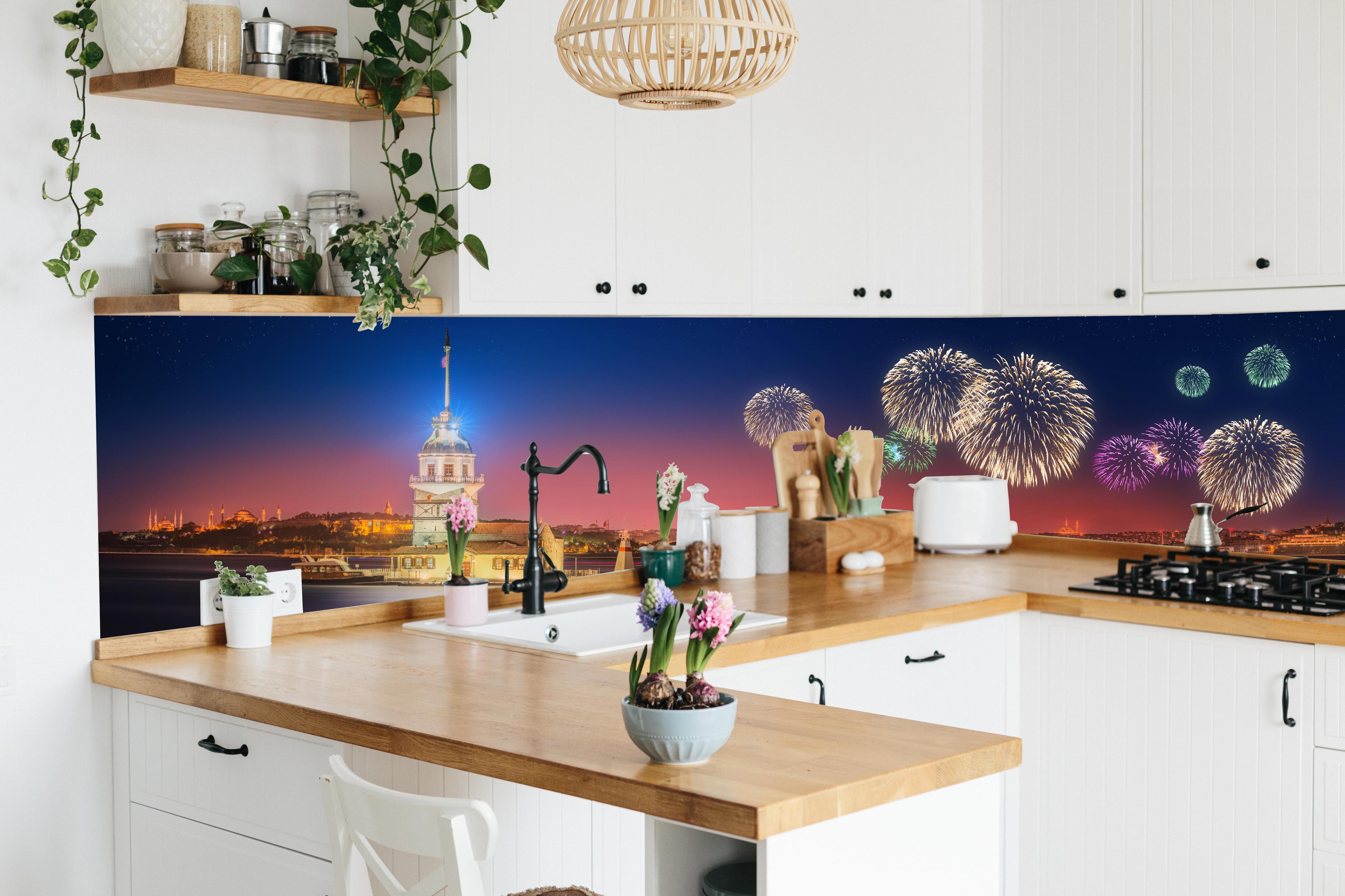 Küche - Bunte Feuerwerksshow Kiz Kulesi Istanbul hinter weißen Hochglanz-Küchenregalen und schwarzem Wasserhahn